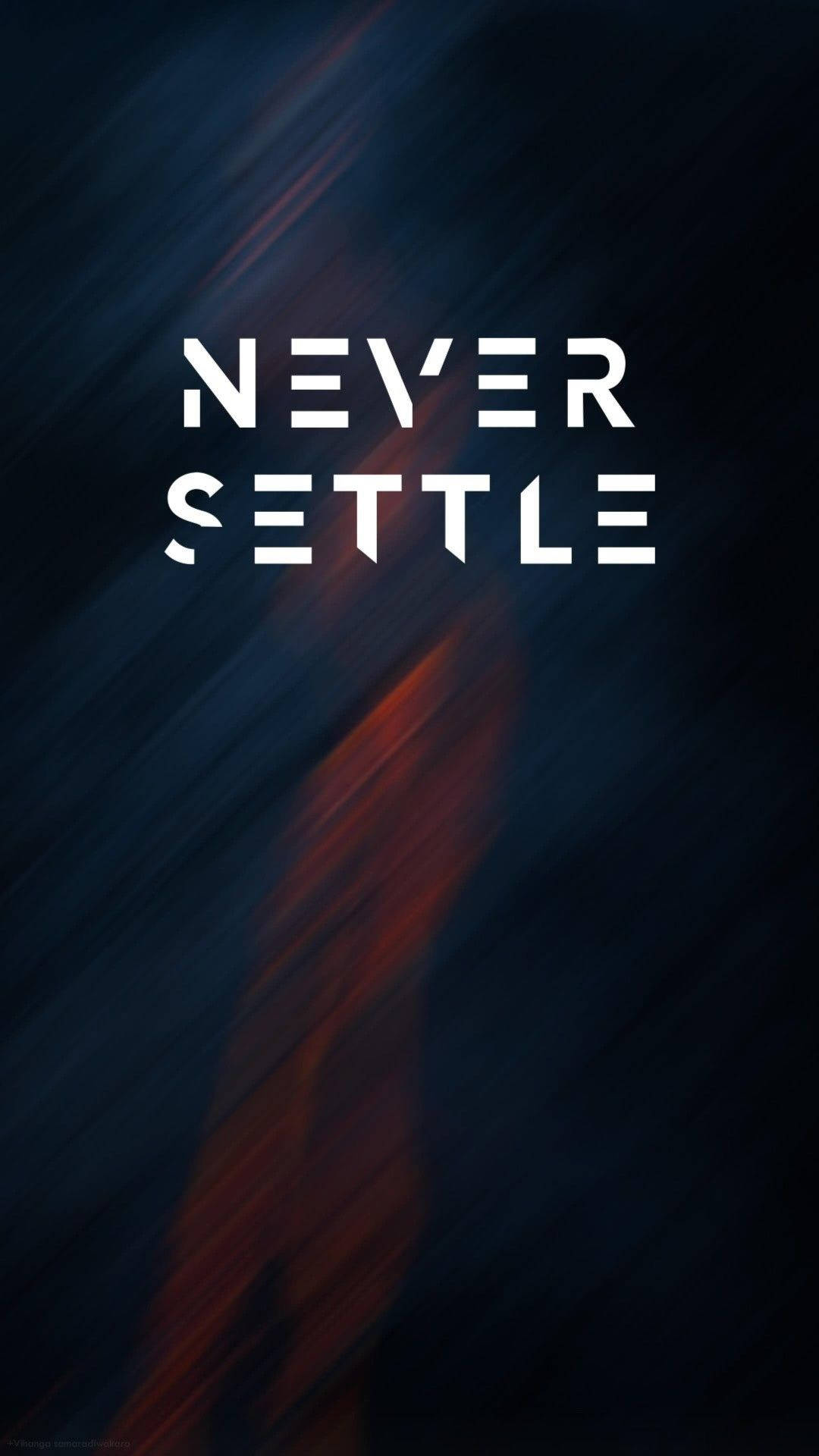 永不妥協激勵語 iPhone 壁紙 — 粗體白色文字 'NEVER SETTLE' 在帶有火橙色和深藍色動態模糊條紋的深色抽象背景上脫穎而出。