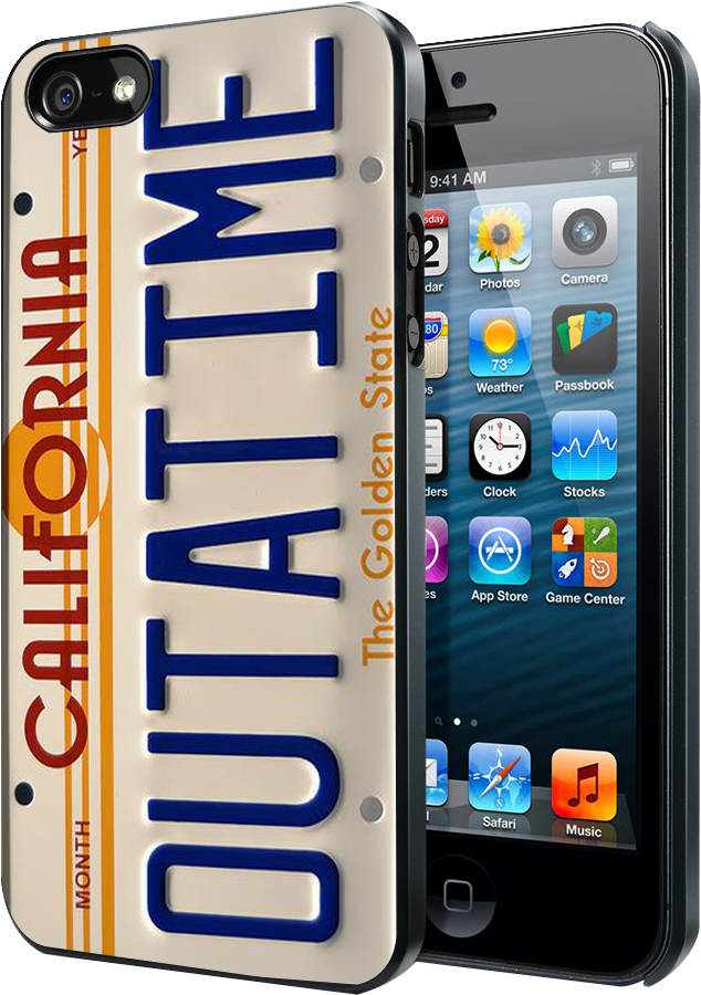 回到未來 iPhone 保護殼 壁紙 — 配備加州 'Outatime' 車牌保護殼及顯示 iOS 應用程式主畫面的 iPhone。