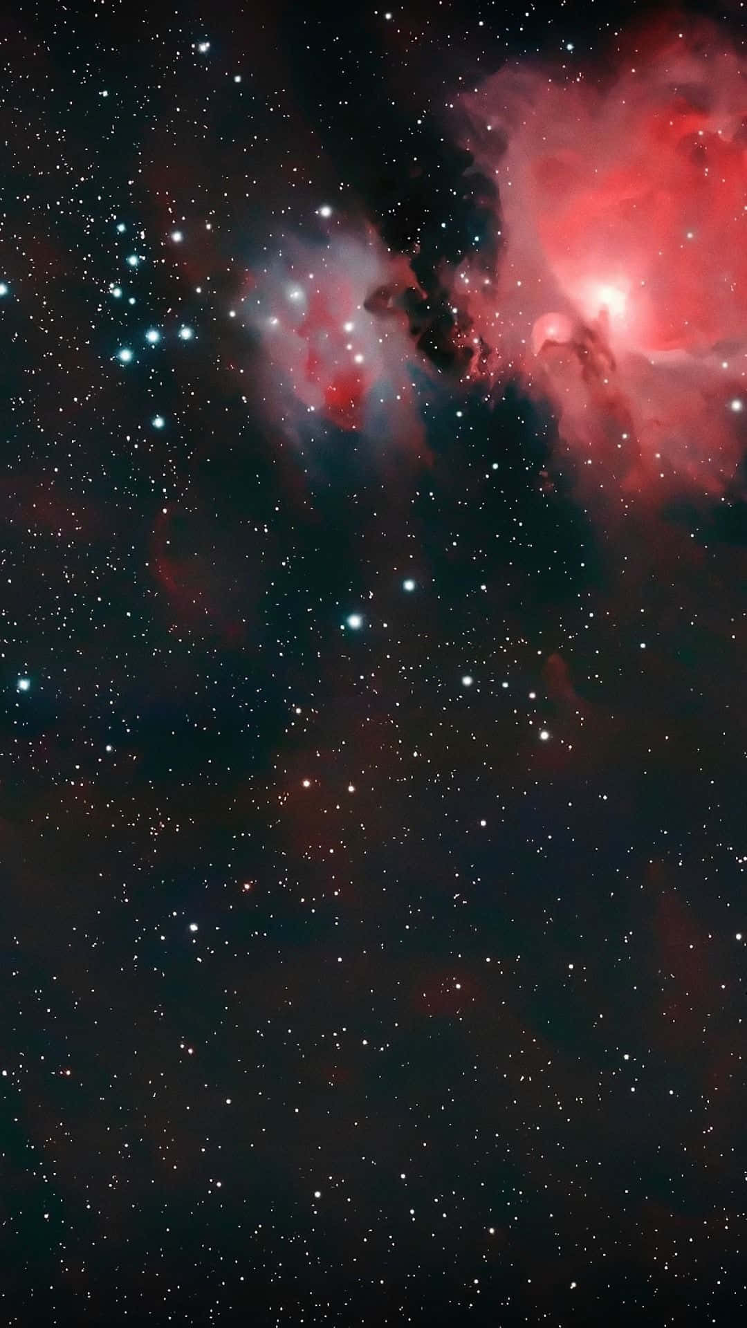 宇宙 iPhone 中的紅色星雲 壁紙 — 宇宙星雲在佈滿星辰的黑色虛空中散發出火紅與柔和藍色的光芒。