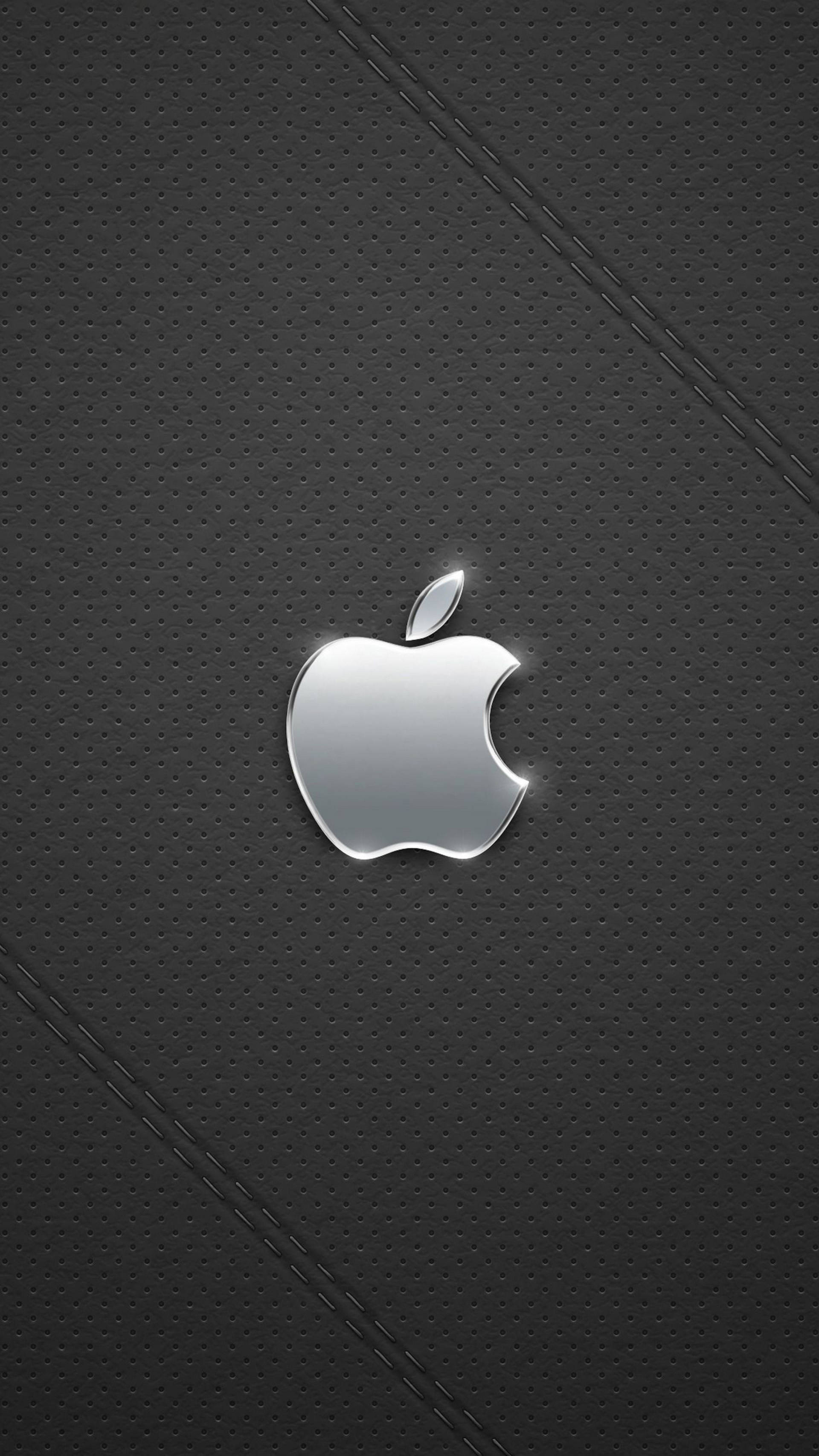 黑 iPhone 銀色蘋果標誌 壁紙 — 一個時尚的銀色Apple標誌在帶有對角線縫線的紋理黑色皮革背景上閃耀。