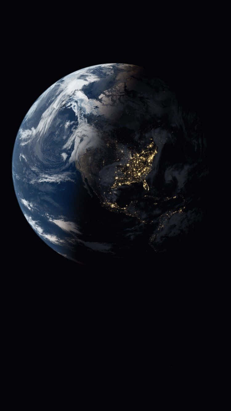 以 iPhone 探索世界 壁紙 — 從太空觀看地球，發光的城市燈光照亮黑夜的一面，映襯著黑暗的海洋和旋轉的雲層。