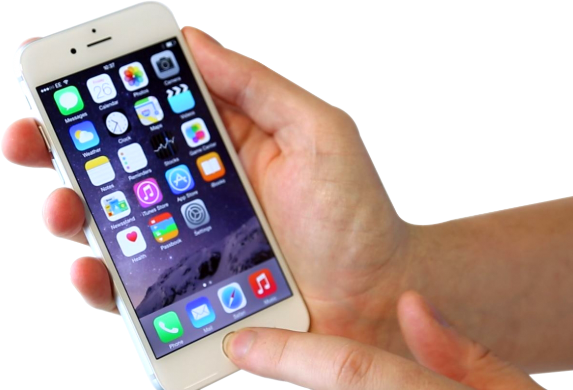 手持白色 iPhone 壁紙 — 一隻手拿著一部白色iPhone，顯示色彩繽紛的應用程式圖標，背景是深色山脈壁紙。
