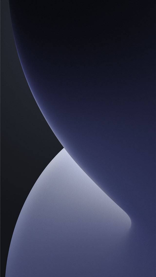 標題：最新 iPhone 機型現貨供應 壁紙 — 深紫色和黑色的平滑彎曲形狀，搭配柔和發光的邊緣，營造出極簡抽象構圖。