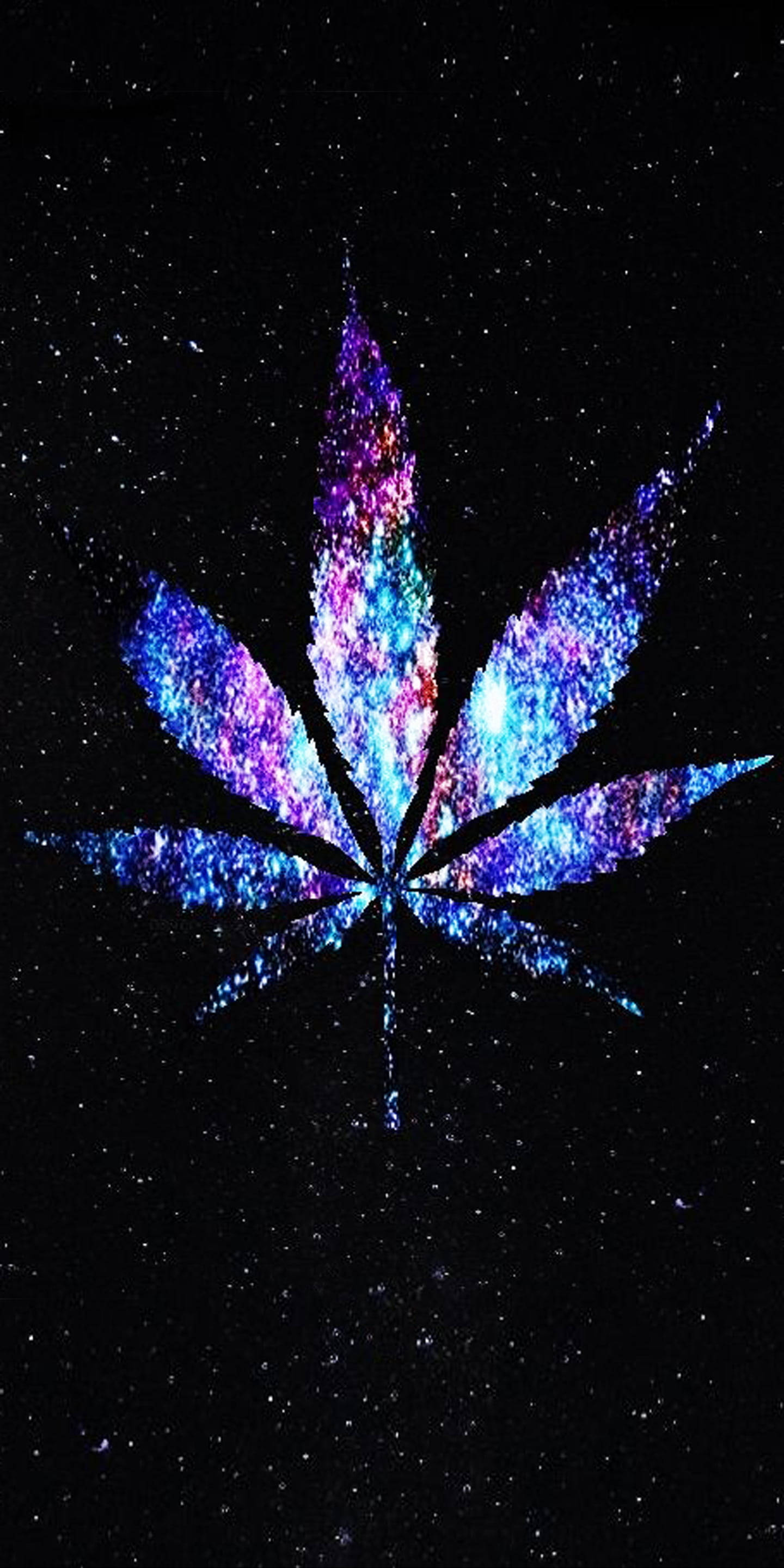 iPhone 屏幕專用閃粉大麻植物壁紙 壁紙 — 一片充滿星系的 cannabis 葉子在佈滿星星的黑色虛空中散發著宇宙藍、紫和粉紅色的光芒。