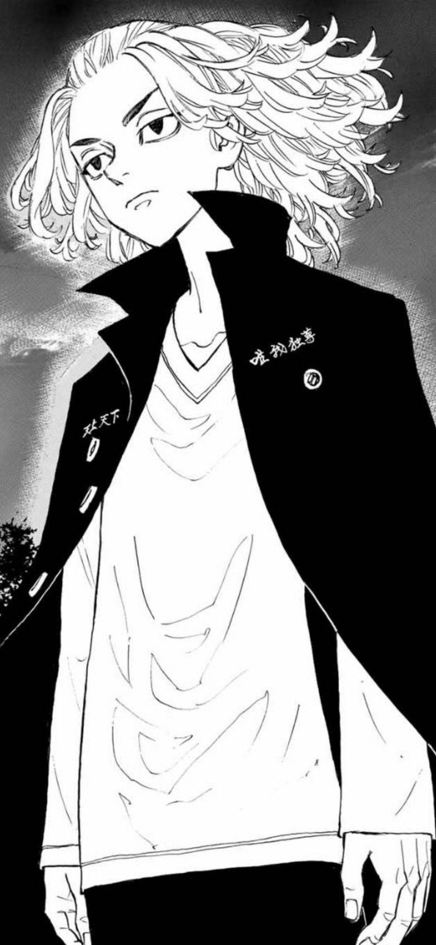 《東京卍復仇者》iPhone漫畫分鏡：Mikey風中髮絲 壁紙 — 一個決心堅定的動漫角色，擁有狂野的頭髮和黑色外套，站在多雲的天空前。