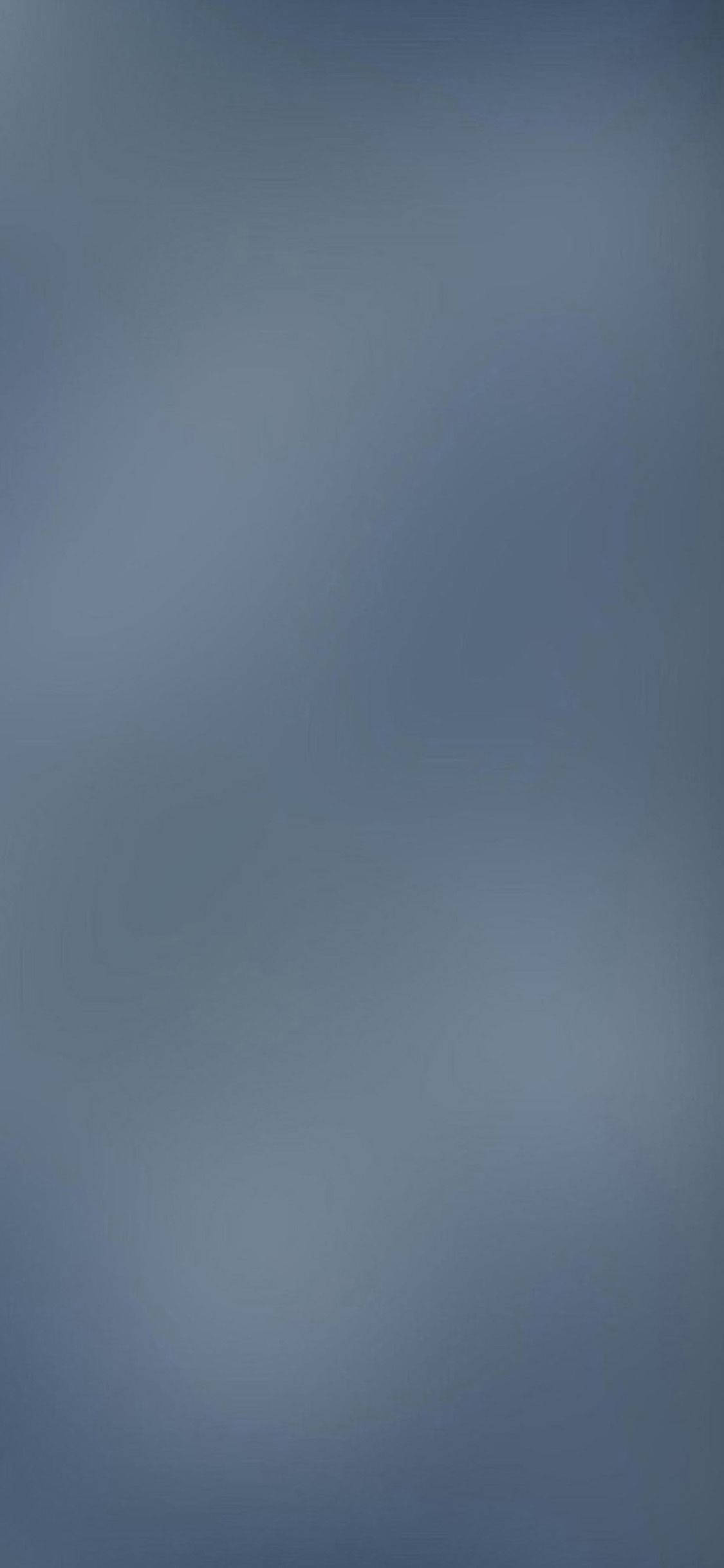 灰調模糊簡約 iPhone 壁紙 — 柔和藍色與灰色調的寧靜漸變，搭配微妙的抽象漩渦，營造出平靜簡約的背景。