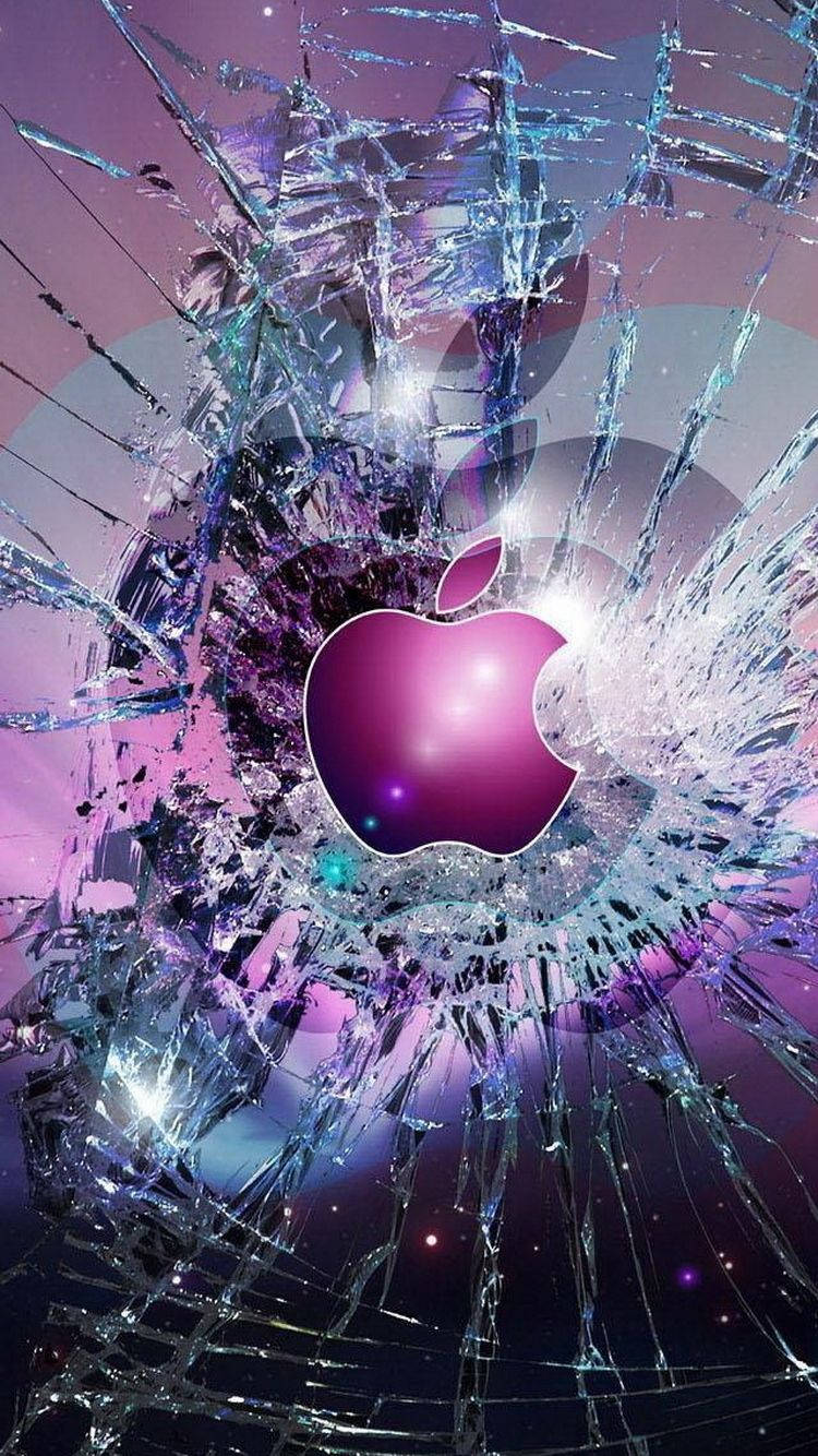紫色蘋果標誌 iPhone 壁紙 — 碎裂玻璃效果在宇宙紫色和藍色星空背景上展現出發光的紫色Apple標誌。