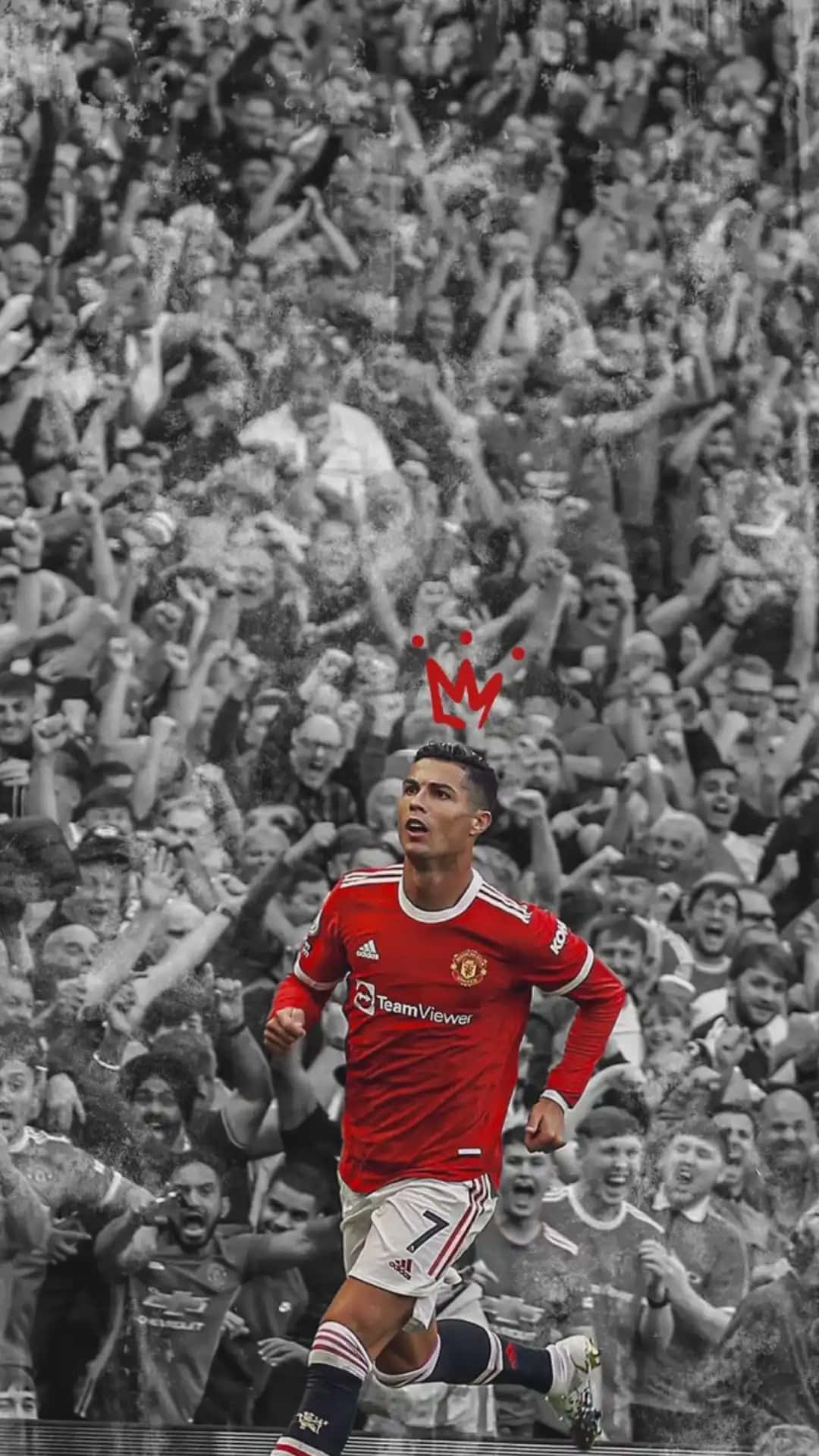 用曼聯 iPhone 展現你的球隊精神 壁紙 — Cristiano Ronaldo 身穿紅色曼聯球衣，頭戴皇冠慶祝，黑白畫面中歡呼的人群在觀看。