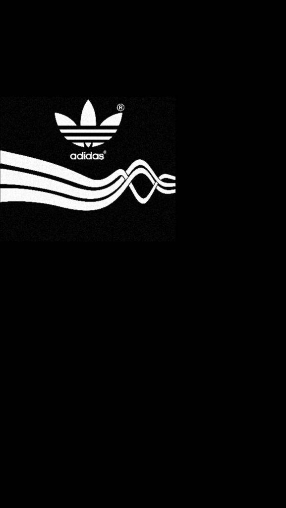 極簡黑色阿迪達斯 iPhone 壁紙 — 經典adidas標誌，白色三葉草和三條紋，置於紋理黑色背景上。