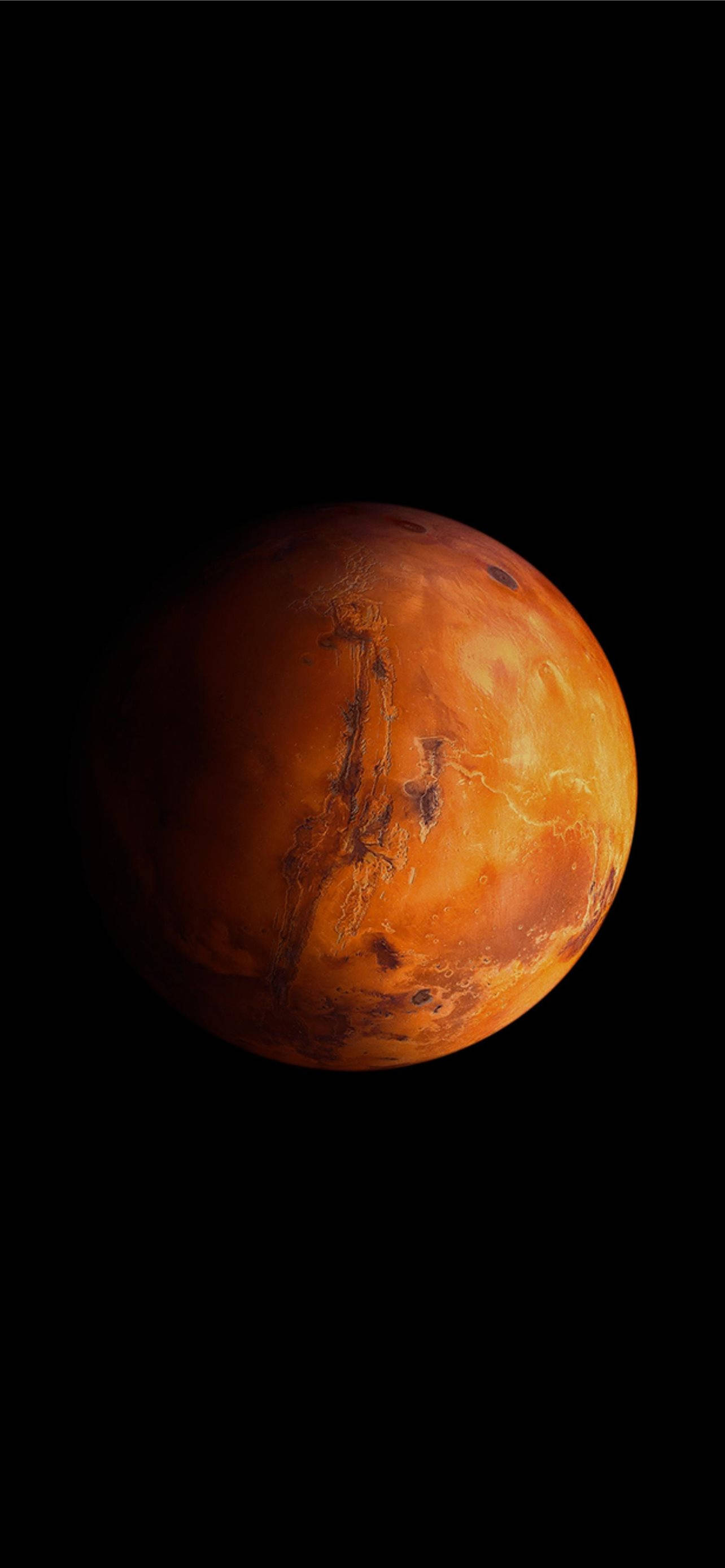 搭乘火星 iPhone 飛向宇宙 壁紙 — 一顆細節鮮明的火星，在深邃的黑色太空虛空中散發著橙色和紅色的光芒。