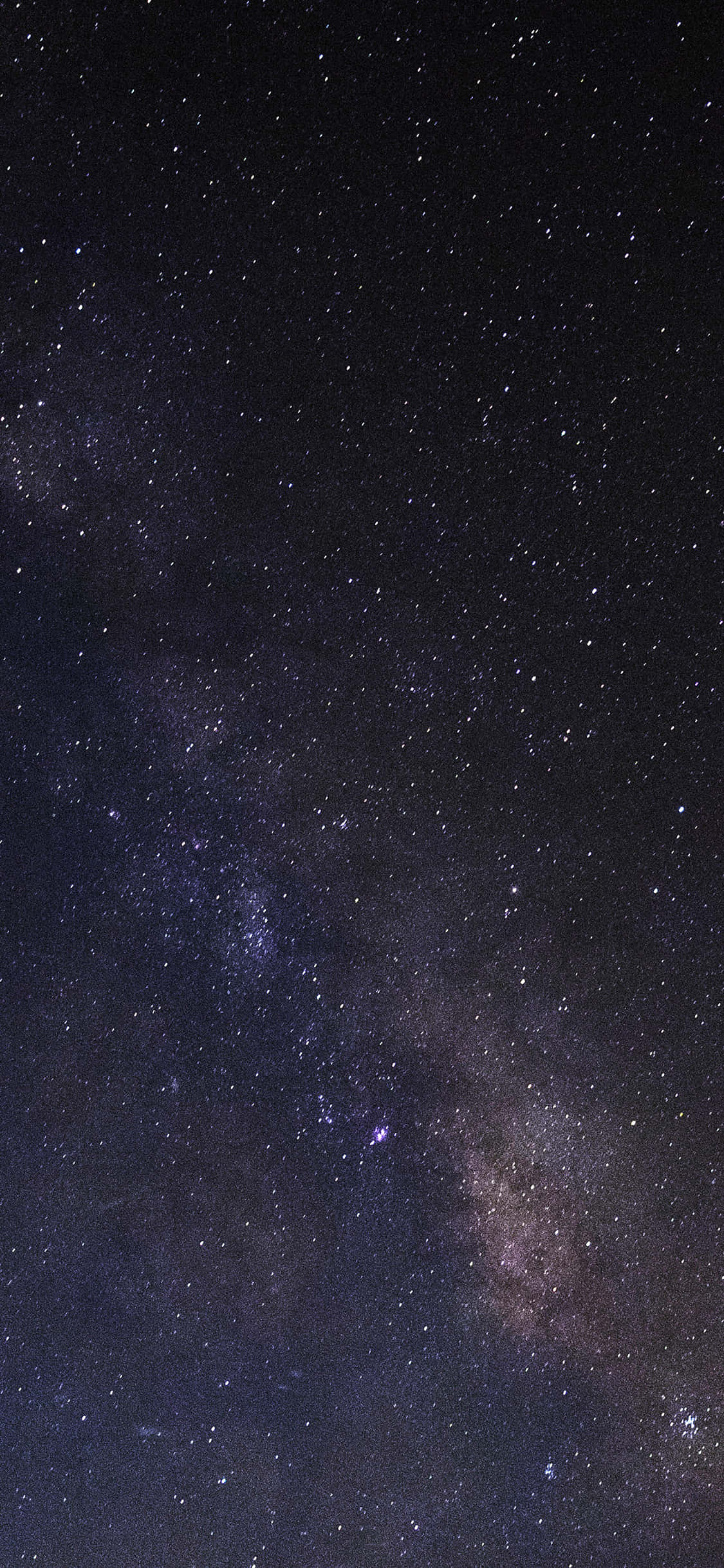 準備感受黑星 iPhone 的速度與激情 壁紙 — 令人嘆為觀止的銀河系景觀，在深邃的黑色夜空中散發著紫色和藍色的光芒。