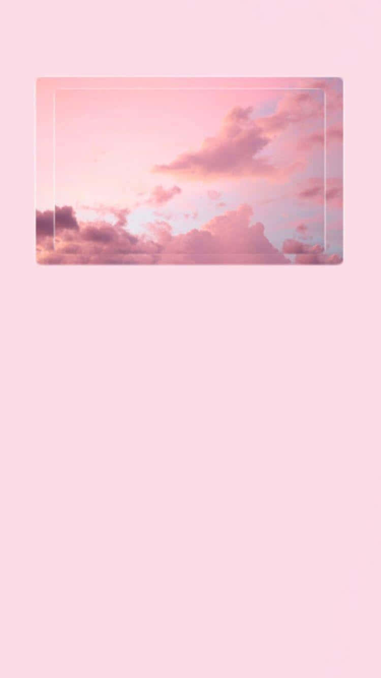 淺粉紅色 iPhone 圖像 壁紙 — 柔軟的粉紅雲朵飄過淺粉紅色背景上以幼白邊框框住的粉彩天空。