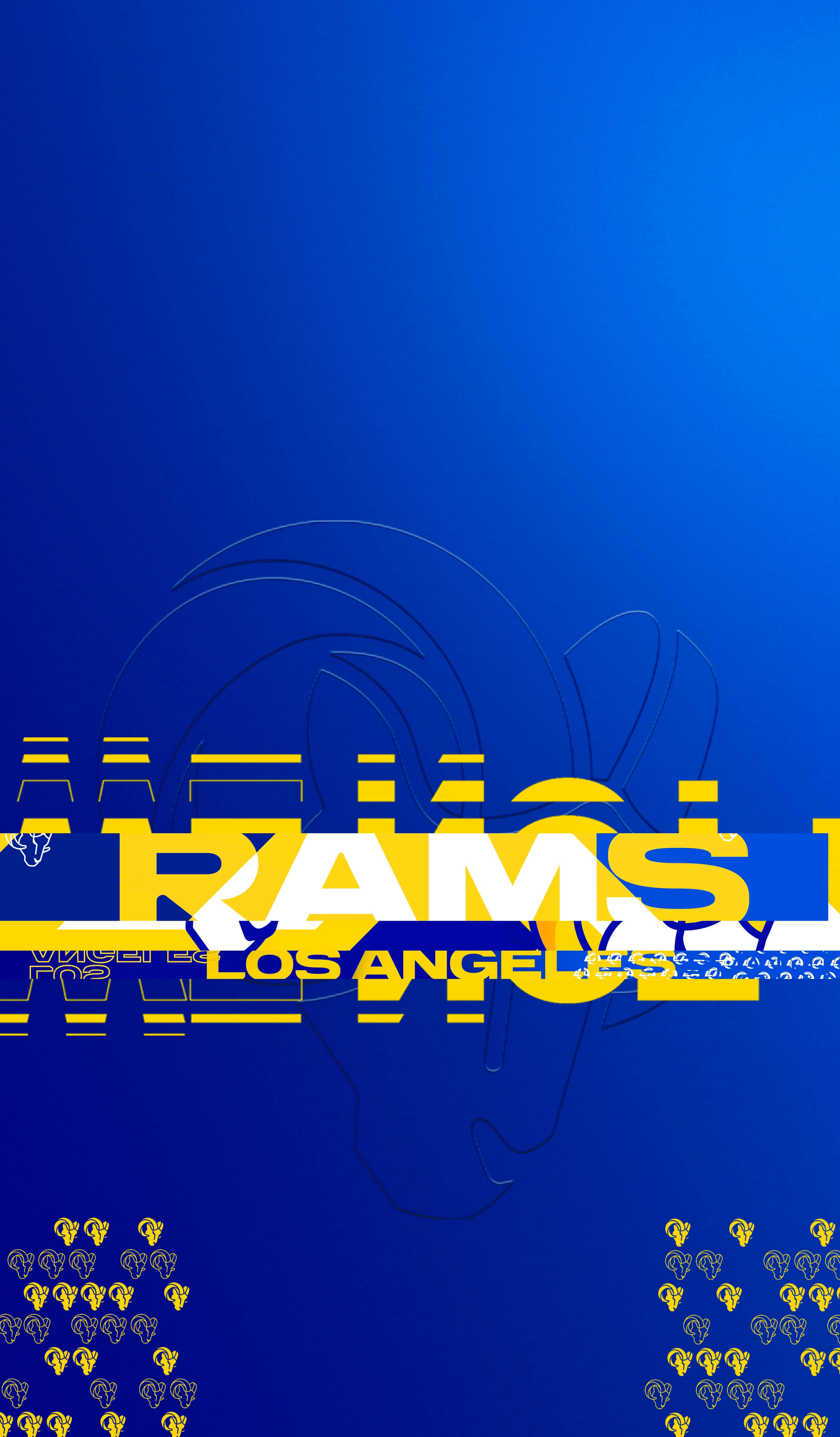 在 iPhone 上展現 Rams 隊的熱情 壁紙 — 大膽的黃色LA公羊標誌和文字漂浮在漸變藍色背景上，帶有微妙的公羊頭輪廓和重複的球隊圖標。