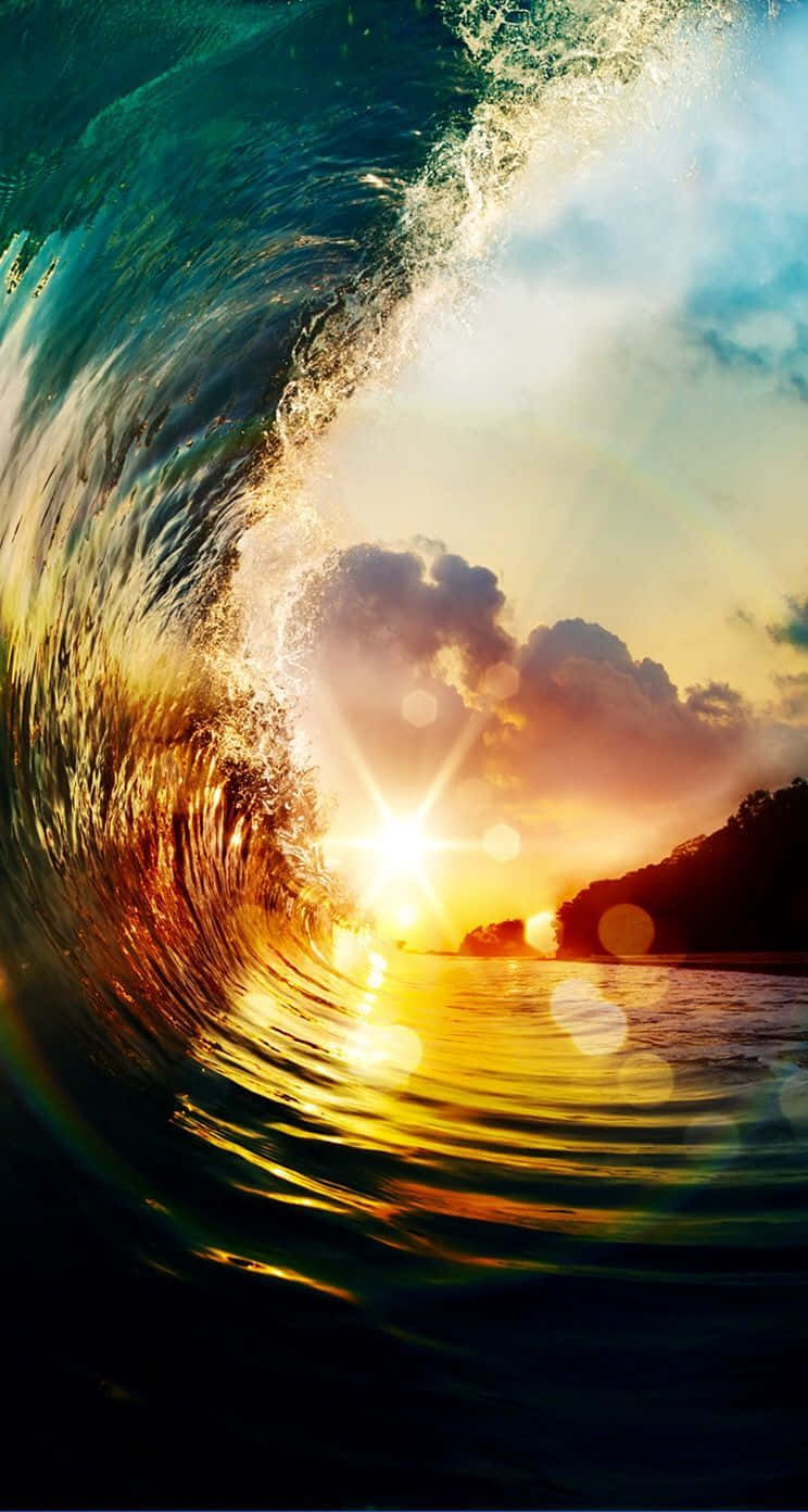 奇幻海洋浪花 iPhone 壁紙 — 巨大的海浪在日落時捲成完美的管狀，金色光芒穿透水面。