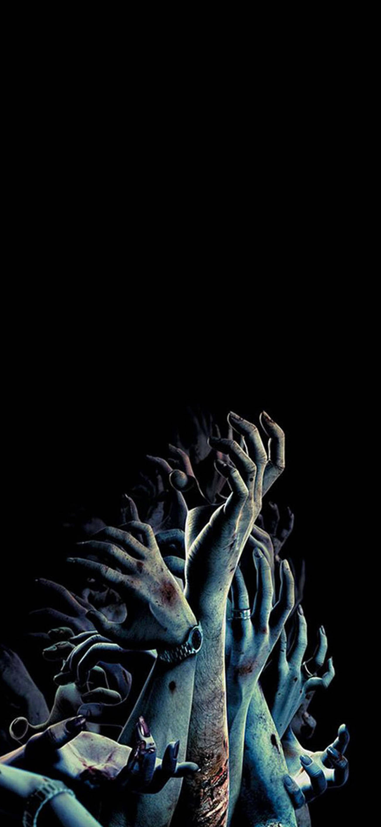 詭異手部萬聖節 iPhone 壁紙 — 多隻蒼藍色的手帶有血跡和戒指，在恐怖場景中從黑暗中向上抓撓。