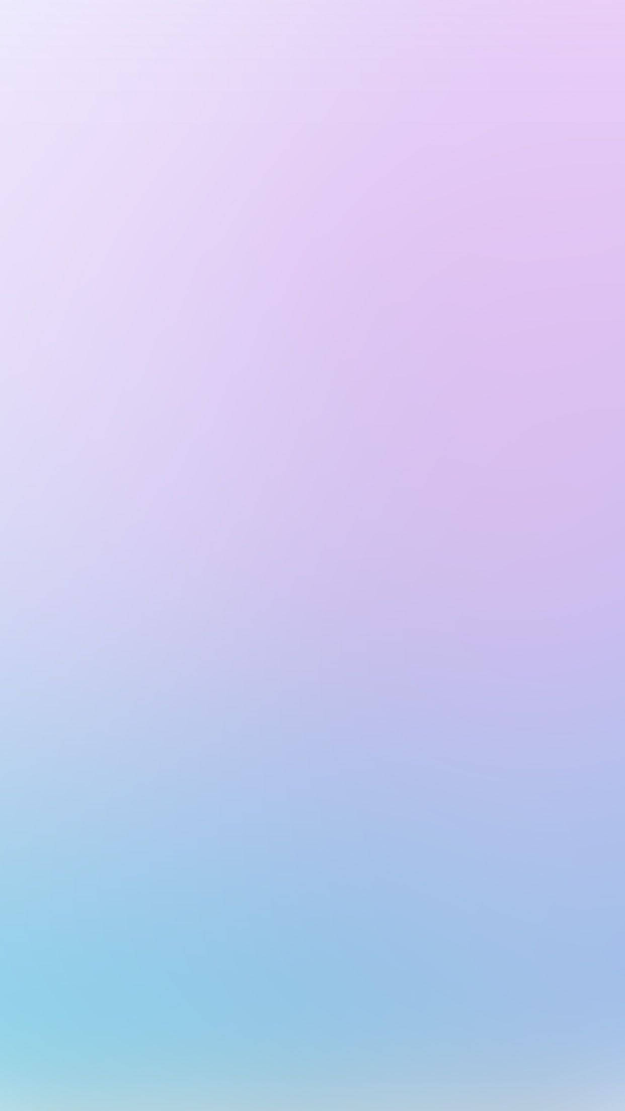 嬰兒藍至淺紫漸層iPhone壁紙 壁紙 — 柔和漸變壁紙，融合粉紫薰衣草色與天藍色，營造平靜的數位背景。