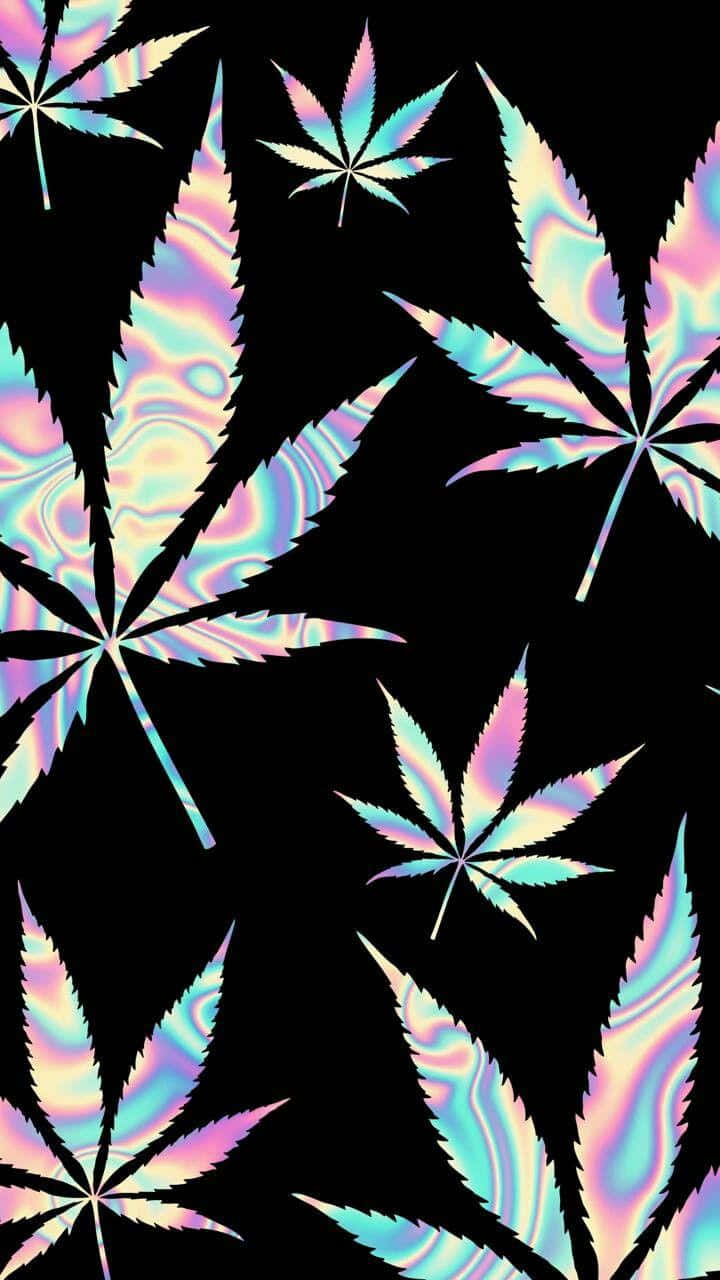 可愛吸大麻者 iPhone 主題 壁紙 — 全息大麻葉在純黑背景上閃爍著彩虹般的虹彩。