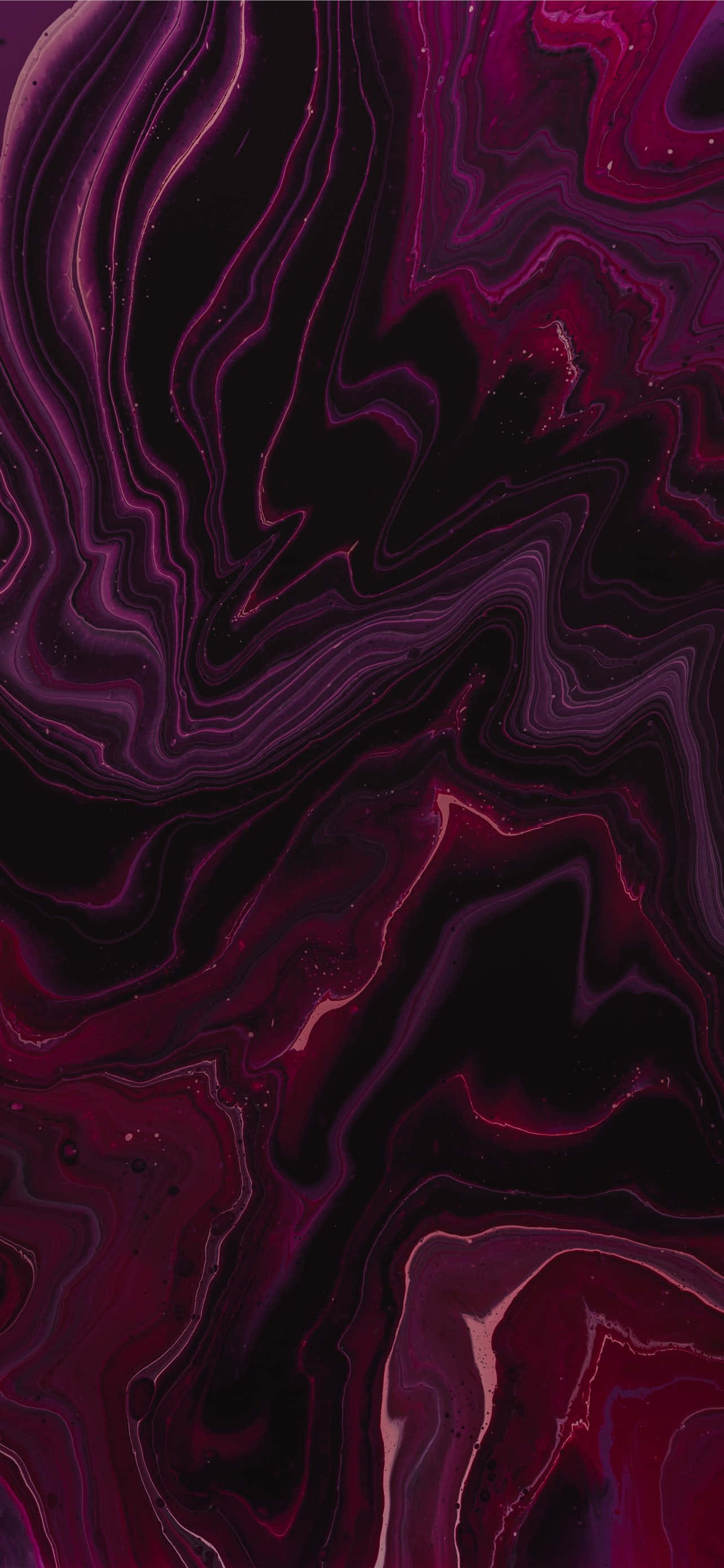 黑粉 iPhone 大理石紋理壁紙 壁紙 — 深紫色和洋紅色的鮮豔漩渦圖案像液體大理石一樣在深色背景上流動。