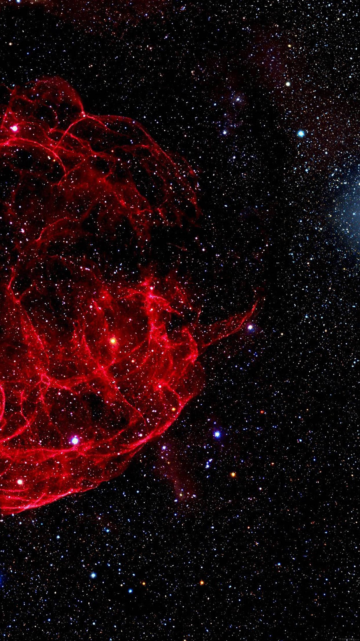 紅雲銀河 iPhone 壁紙 — 在深邃的太空中，一個充滿活力的紅色星雲在散佈著藍色和白色星星的星場中旋轉。