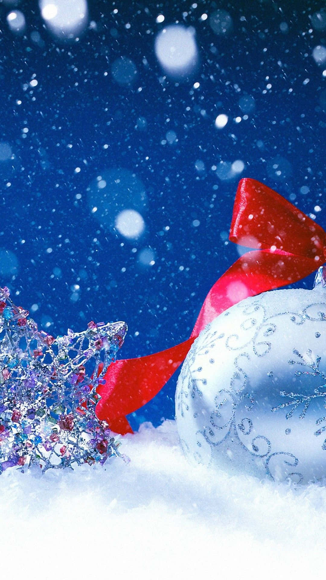 冬季聖誕節 iPhone 壁紙 — 一個節日聖誕裝飾和閃爍的星星躺在新鮮的雪中，在雪白的藍天下。