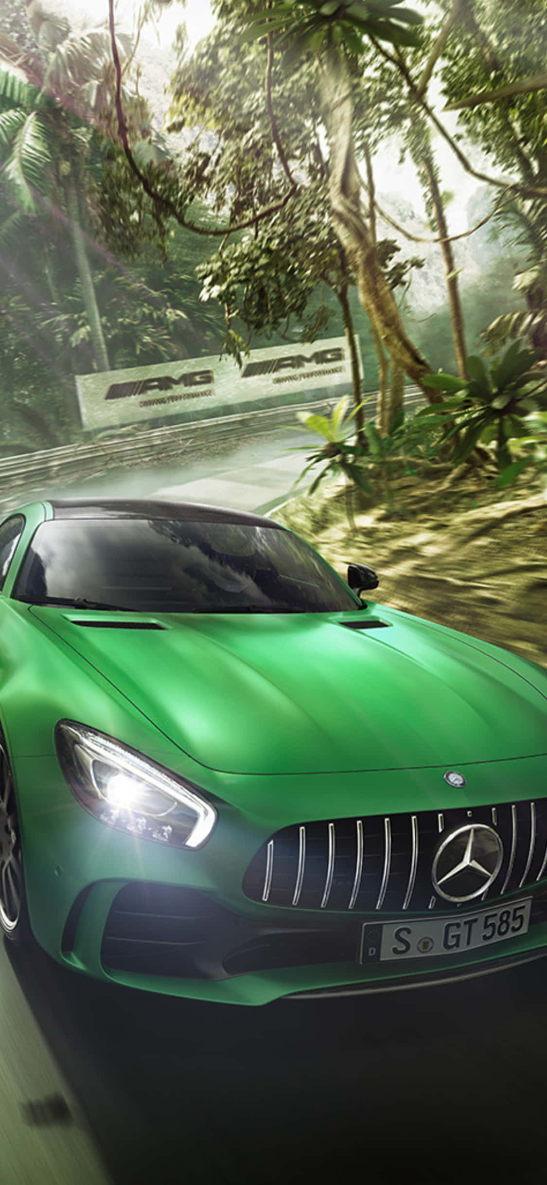 iPhone X AMG GT-R 背景 AMG GT 行駛於道路 壁紙 — 一輛充滿活力的綠色Mercedes-AMG GT在茂密的熱帶叢林賽道上疾馳，周圍有霧氣繚繞的樹葉和賽車橫幅。