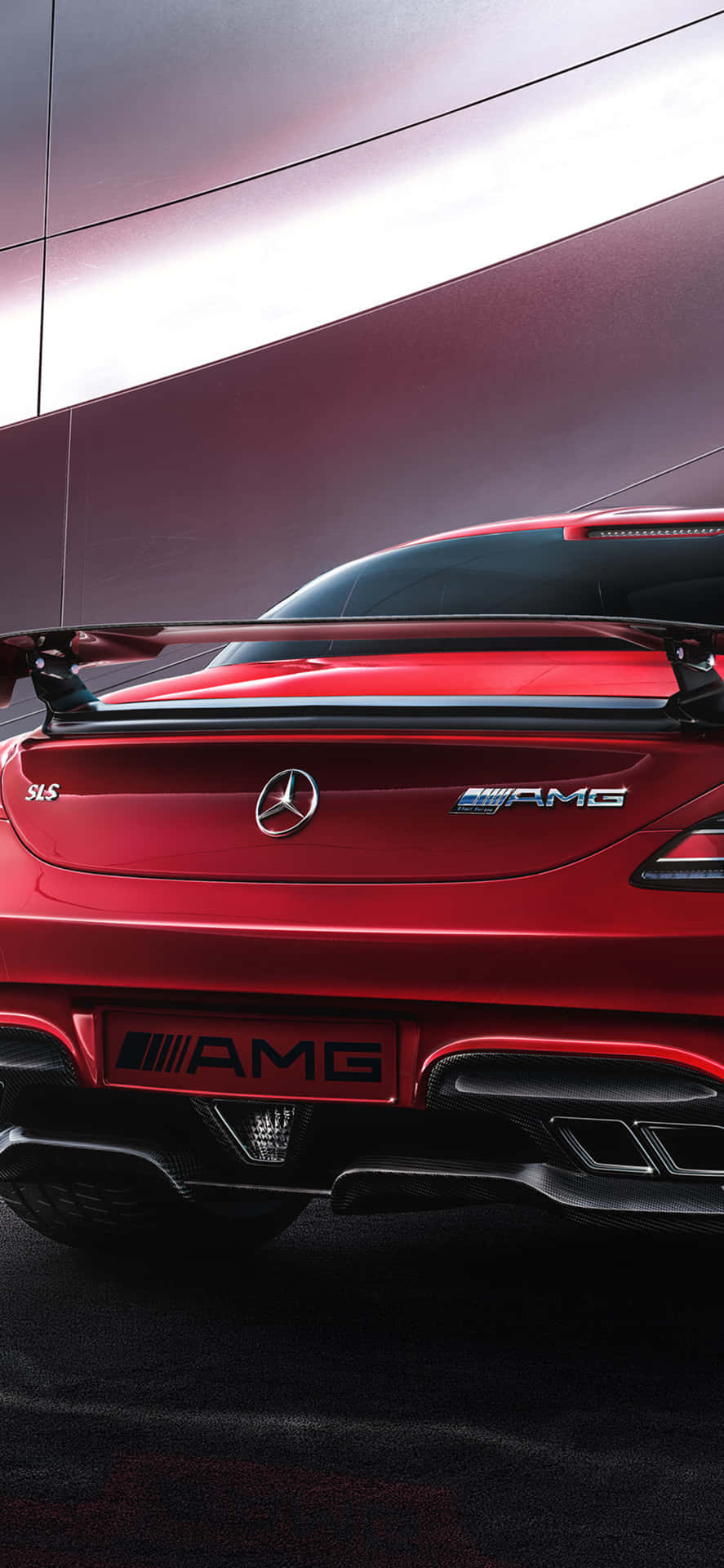 iPhone X AMG GT-R 背景 - 紅色車尾 壁紙 — 一輛光亮的紅色Mercedes-AMG SLS跑車配備大型尾翼，在戲劇性燈光下以時尚現代建築外牆為背景展示。