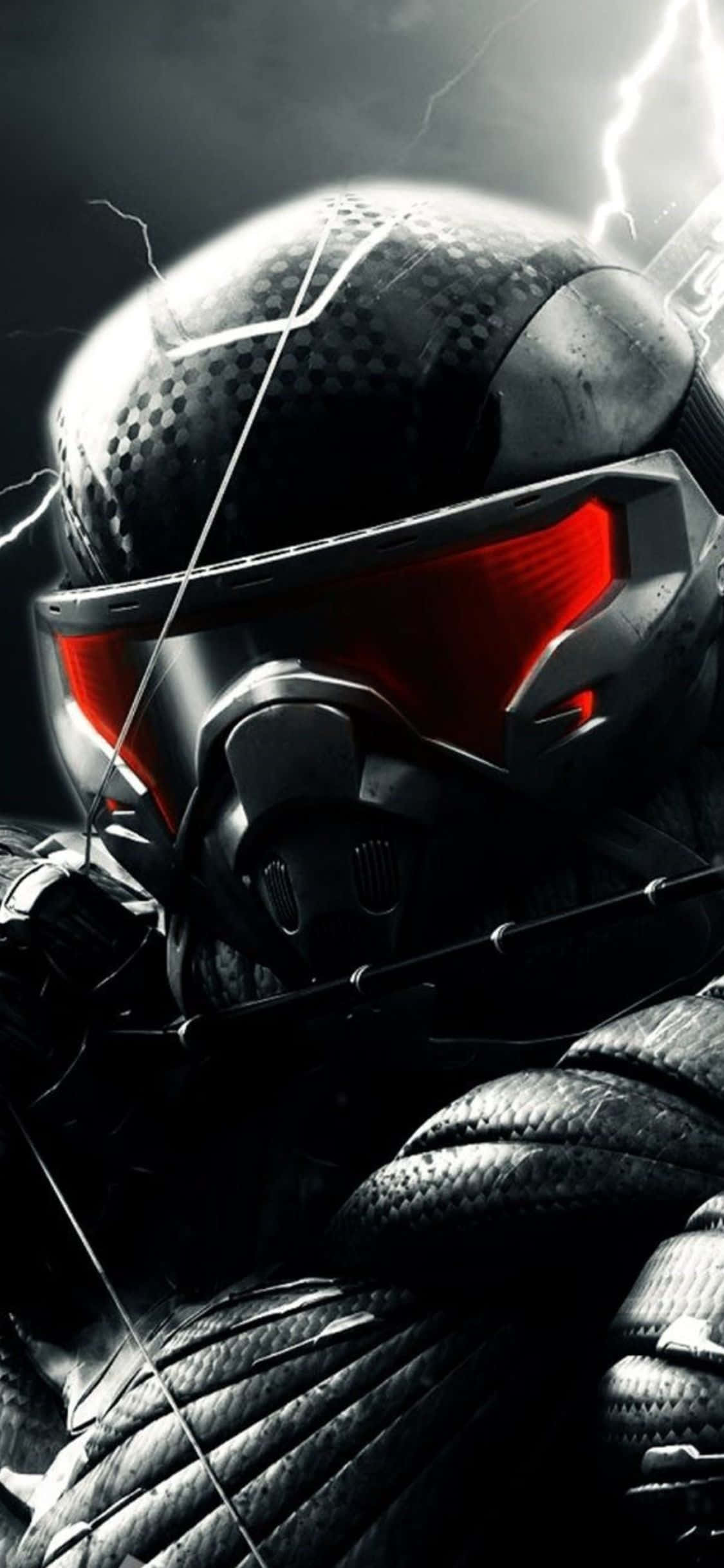 iPhone X Crysis 3 近距離特寫背景 壁紙 — 一個未來風格的裝甲戰士，戴著發光的紅色護目鏡，站在暴風雨的天空下，背後有閃電劃過。