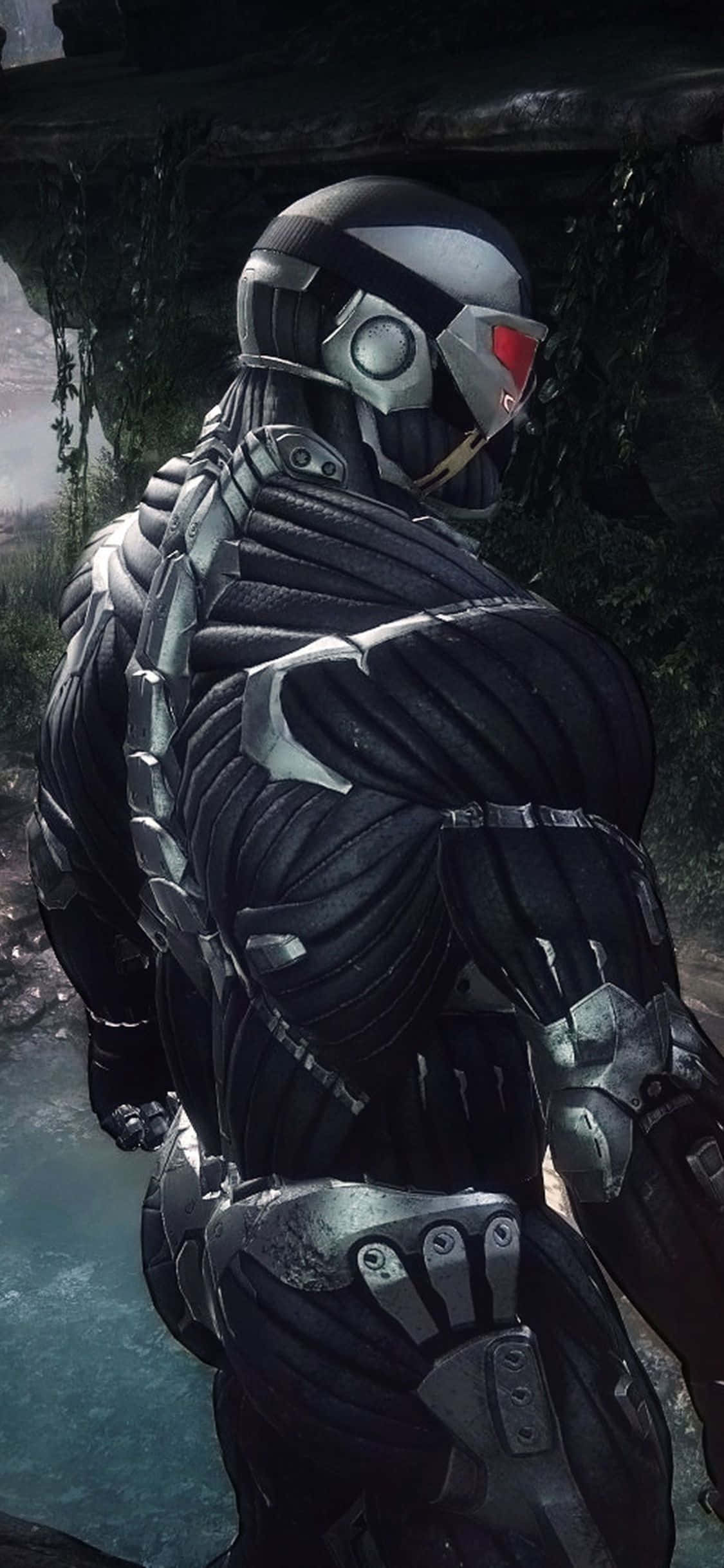 iPhone X Crysis 3 納諾戰甲背部背景 壁紙 — 一名身穿黑色和銀色裝甲的重裝未來戰士，站在迷霧森林的空地上，戴著發光的紅色眼罩。