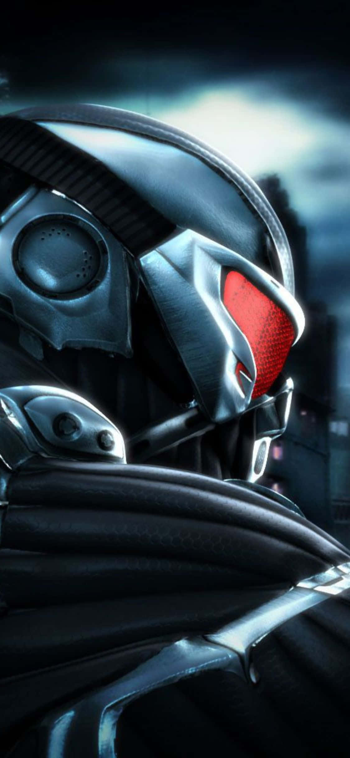 iPhone X Crysis 3 側面視角背景 壁紙 — 未來感裝甲頭盔的特寫，帶有發光的紅色眼睛和金屬光澤，背景為黑暗的城市景觀。
