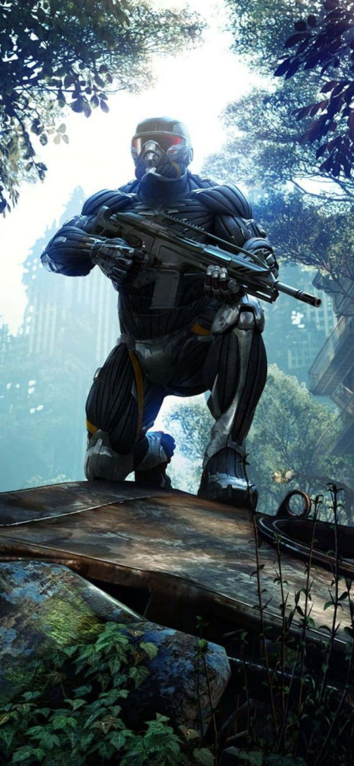 iPhone X Crysis 3 森林持槍背景 壁紙 — 一名身穿暗色盔甲的未來戰士蹲在生鏽的金屬結構上，周圍是茂密的樹葉，透過樹木可以看到摩天大樓。