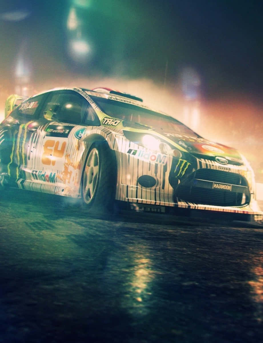 iPhone X《Dirt Showdown》福特背景 壁紙 — 一輛拉力賽車在夜間於潮濕賽道上飄移，霓虹燈光在雨水浸濕的瀝青上反射。