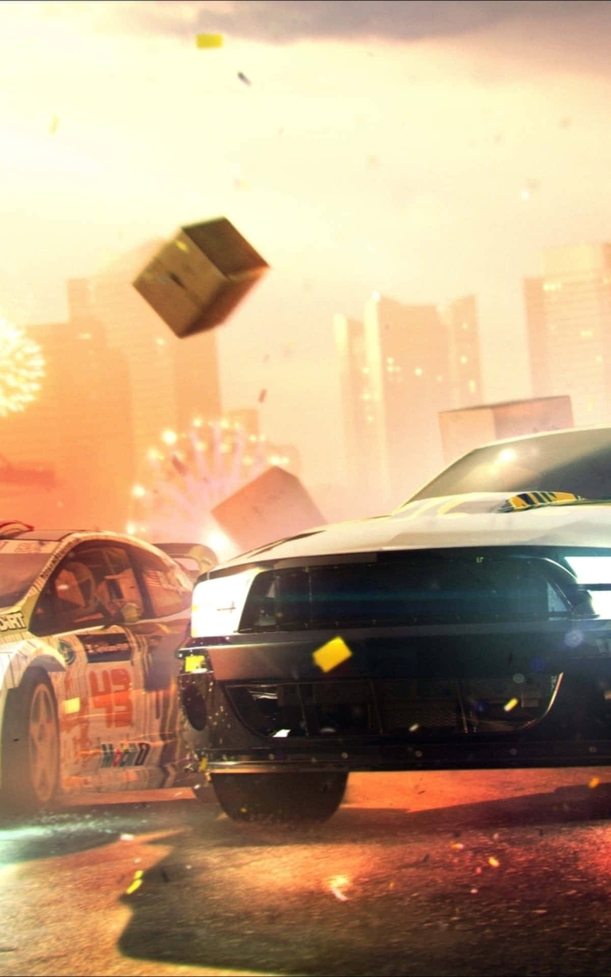 iPhone X《Dirt Showdown》紙箱撞擊背景 壁紙 — 兩輛賽車在燃燒的城市街道上相撞，碎片飛揚，背景中煙火爆炸。