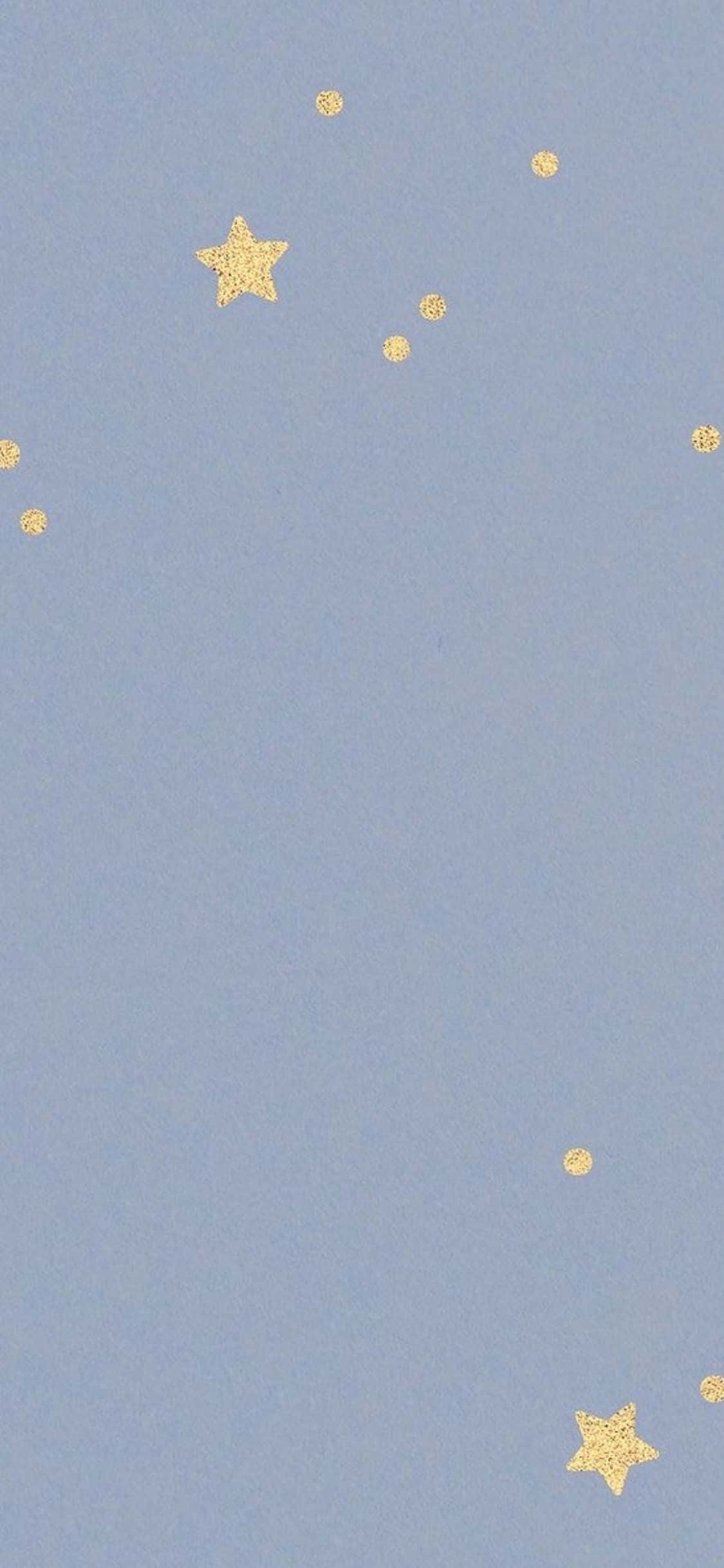 iPhone X 灰色星空簡約背景 壁紙 — 柔和的藍色背景上點綴著散落的金色閃粉星星和圓點，營造出夢幻的天體圖案。
