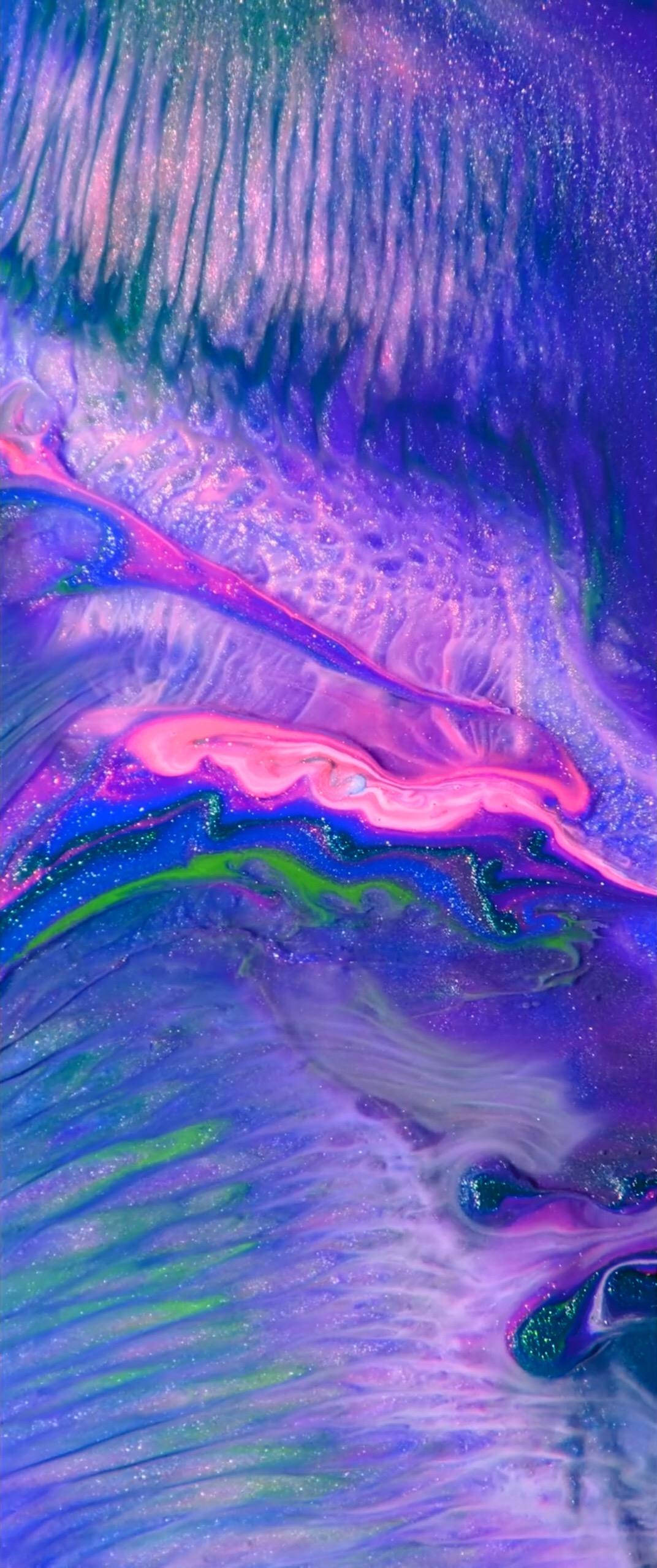 iPhone X 原版紫色波浪 壁紙 — 充滿活力的宇宙漩渦，紫色、粉紅色和藍綠色顏料在迷人的抽象液體圖案中流動。