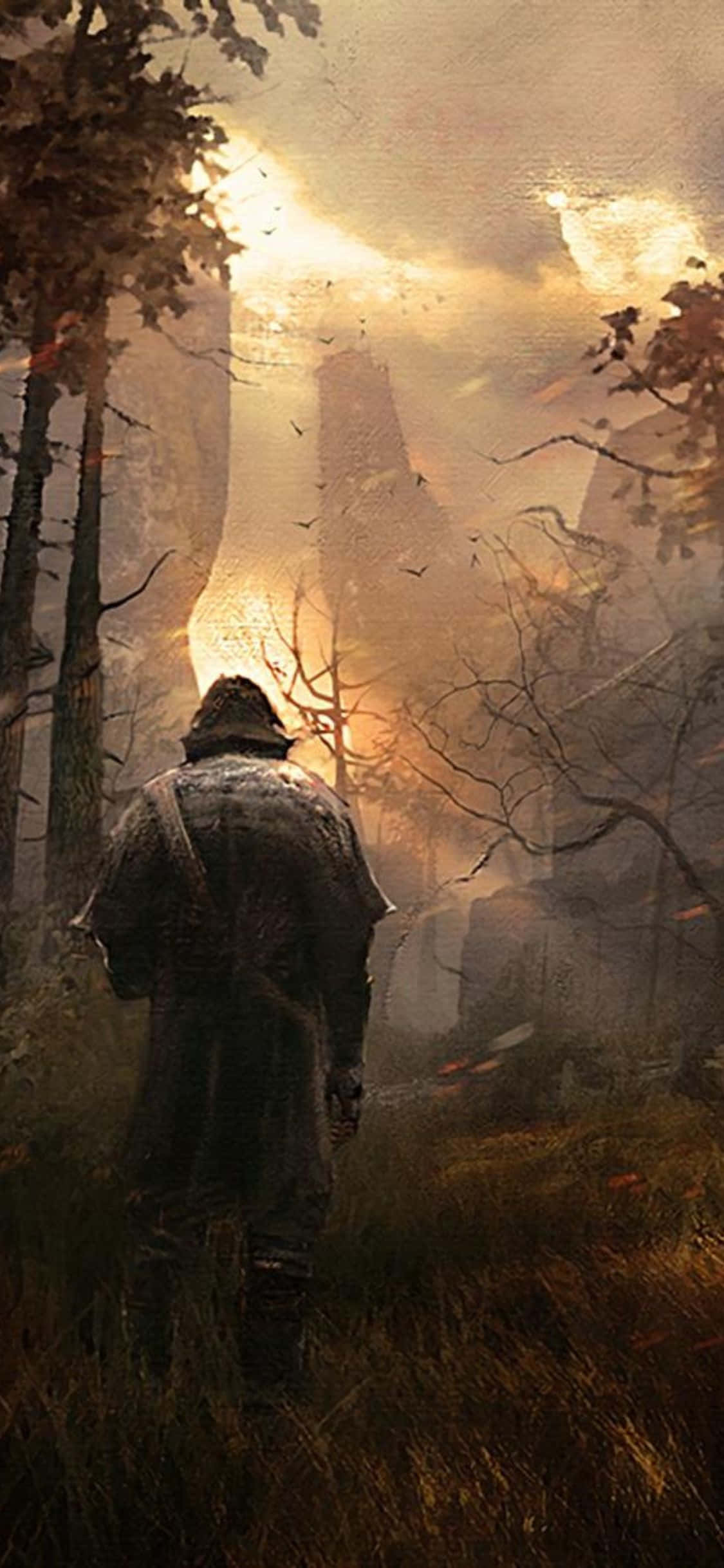 以全新 iPhone X 探索《Greedfall》新世界！ 壁紙 — 一個孤獨的戴兜帽身影穿過迷霧森林，走向金色夕陽天空下發光的遠方高塔。