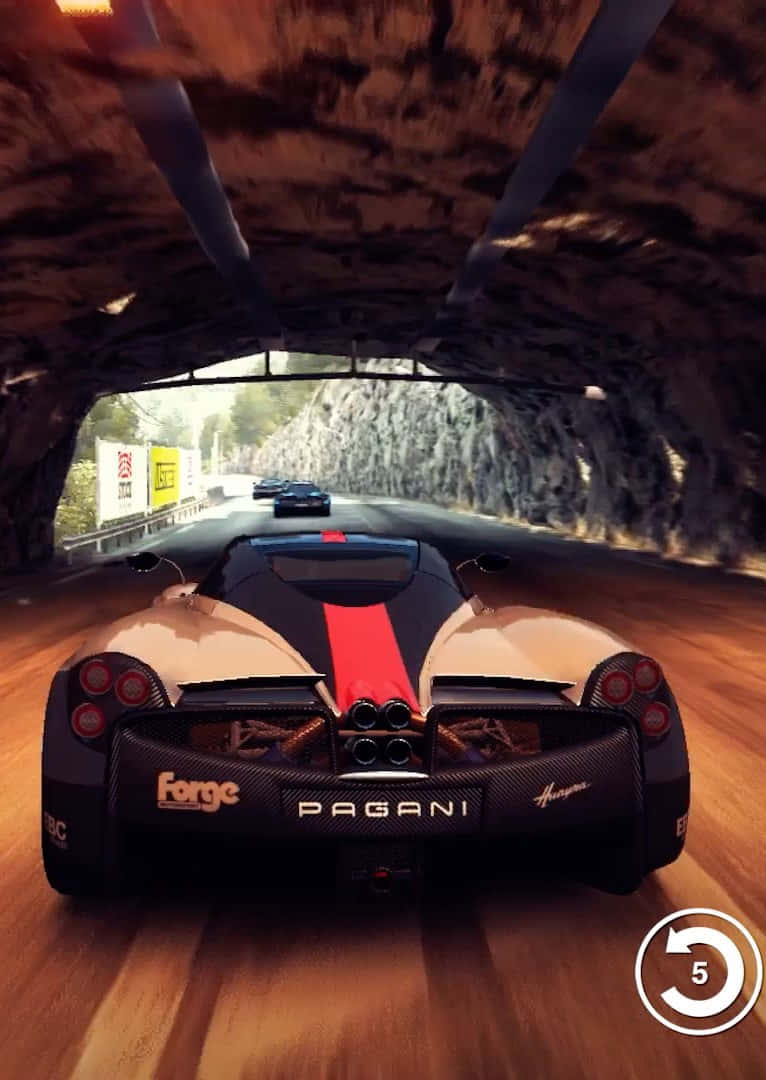 Pagani超級跑車在日落時分疾馳穿過山間隧道。
