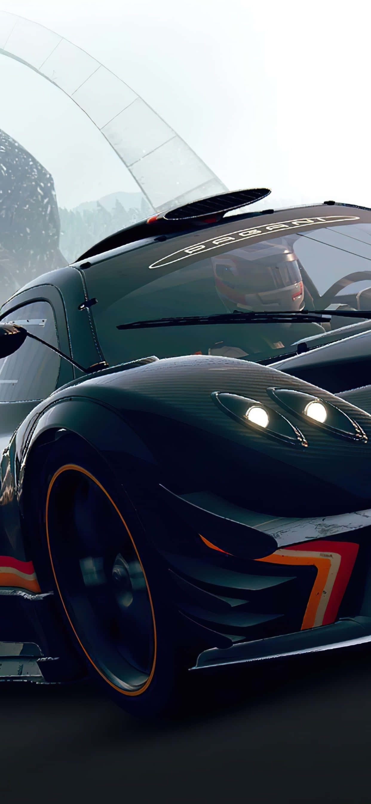 iPhone X Grid Autosport 背景與賽車手 壁紙 — 一輛時尚的黑色賽車，帶有發光的車頭燈和橙色點綴，在霧濛濛的未來隧道中疾馳。