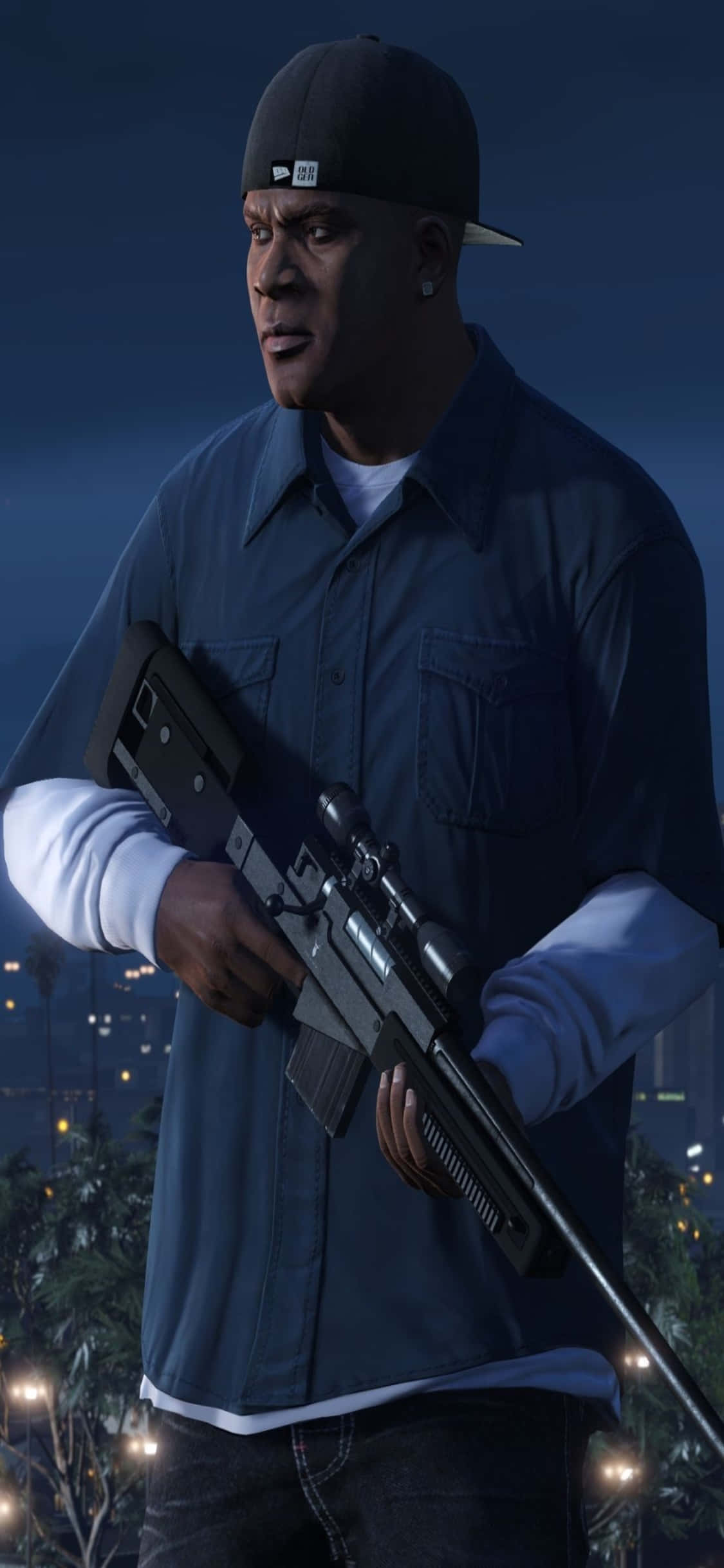iPhone X《GTA V》Franklin持槍夜景背景 壁紙 — 一個戴深色帽子和藍色襯衫的男人在夜晚的城市天際線前拿著狙擊步槍。