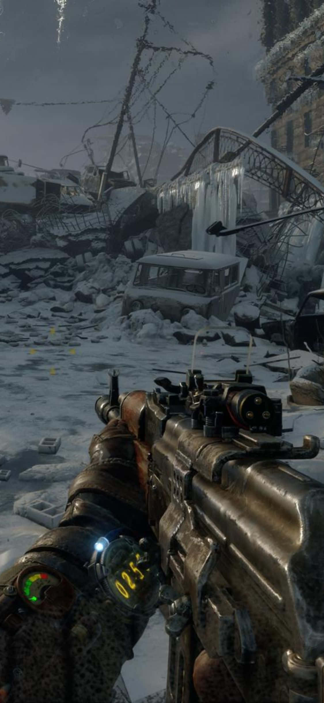 與 iPhone X 和《Metro Exodus》一同深入地底 壁紙 — 第一人稱視角，雪地戰場，重型武器，廢墟建築，灰色天空。