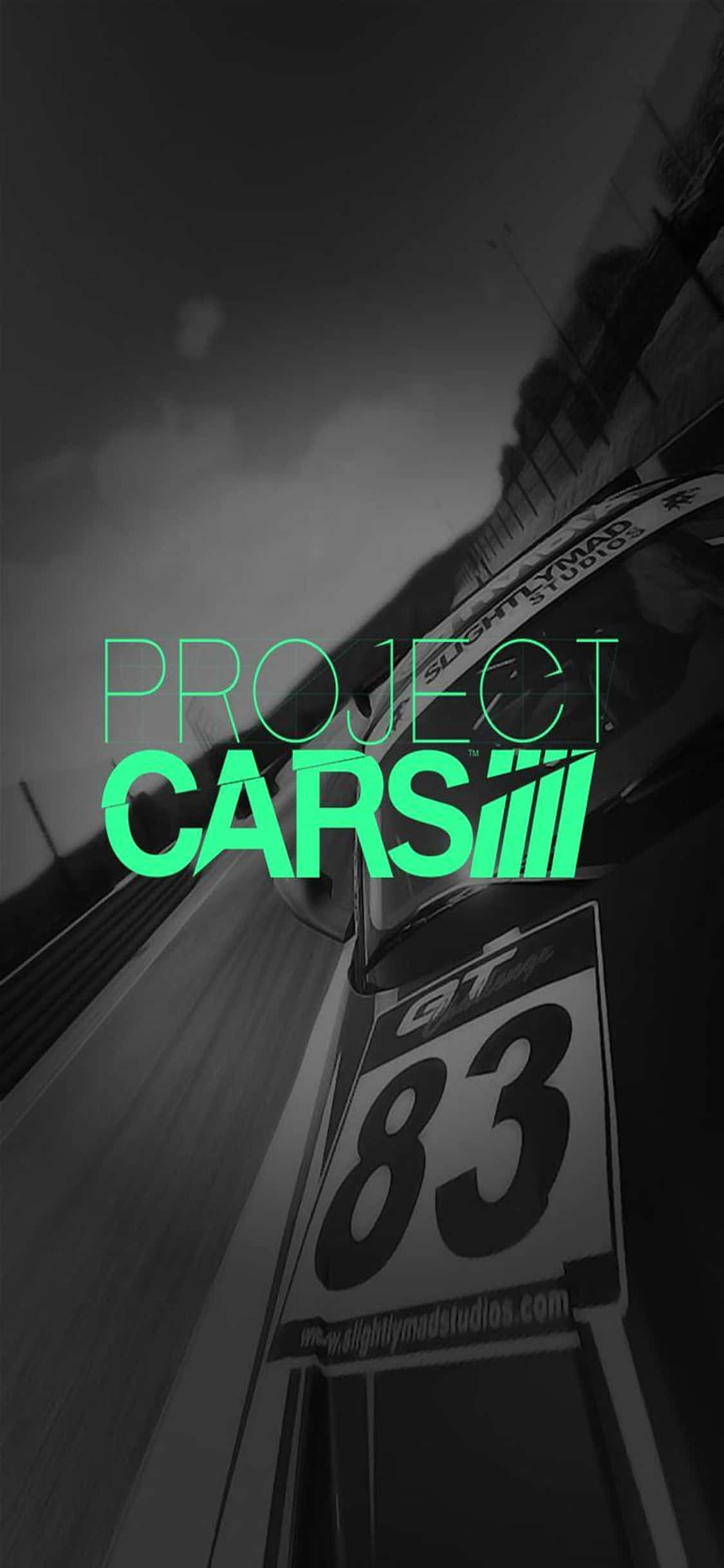 iPhone X《Project Cars》綠色遊戲海報背景 壁紙 — 一輛高速賽車，號碼83，在單色賽道場景中模糊駛過，上面覆蓋著發光的綠色「PROJECT CARS」文字。