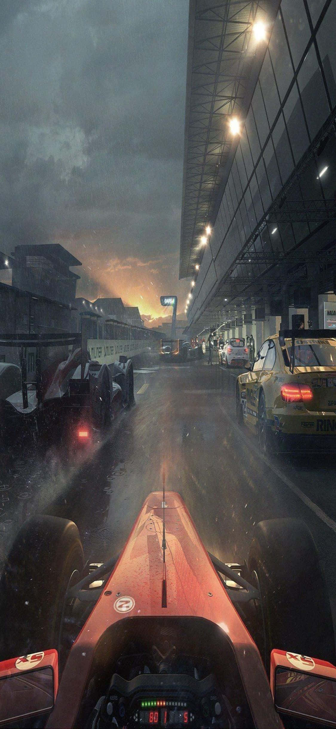 iPhone X《Project Cars》賽車場起跑線背景 壁紙 — 從紅色賽車在黃昏時分被雨水浸透的維修區車道上的第一人稱視角，閃爍的燈光和潮濕的瀝青反射著天空。