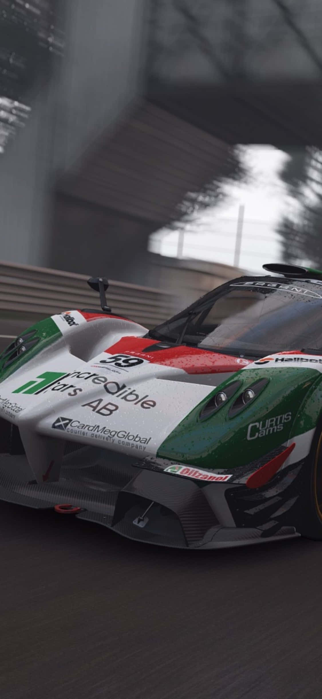 iPhone X《Project Cars》義大利賽車背景 壁紙 — 一架流線型綠白紅賽車在濕滑賽道上高速駛過混凝土橋底，帶有動態模糊效果。