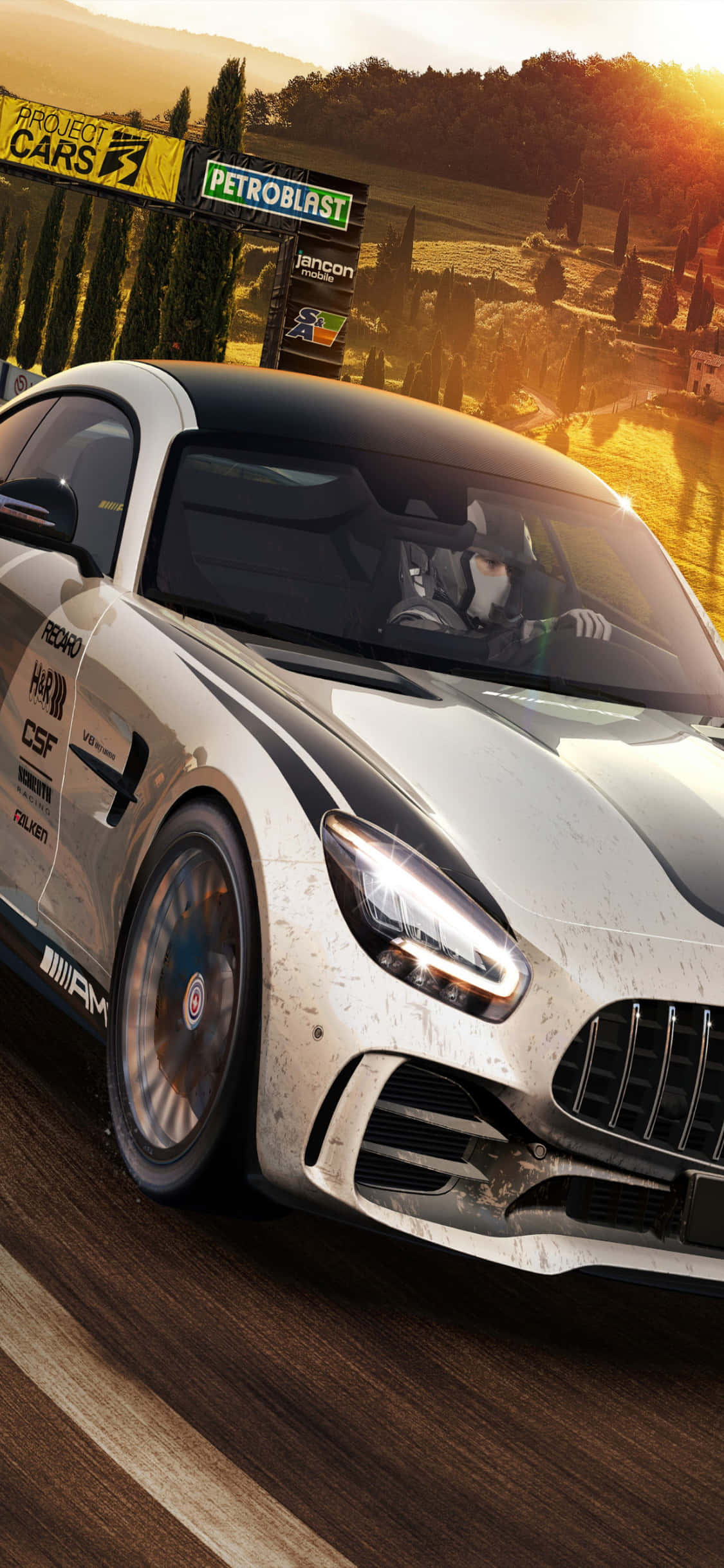 iPhone X《Project Cars》淺灰 Mercedes AMG GT 背景 壁紙 — 一輛白色賽車在日落時分沿著泥濘賽道飛馳，背景有贊助商橫幅和柏樹。