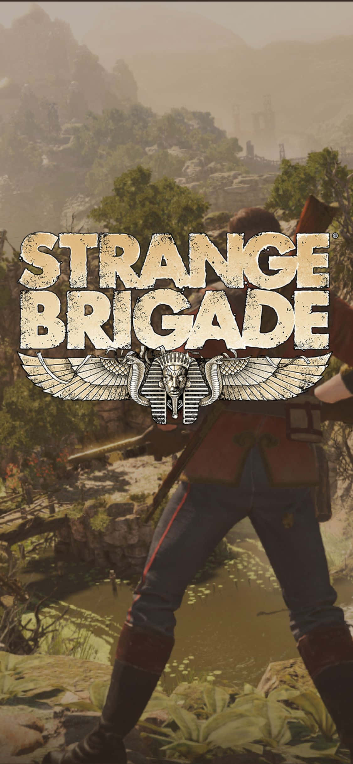 iPhone X《Strange Brigade》背景圖：角色Frank Fairburne持槍 壁紙 — 一個強壯的冒險家站在迷霧籠罩的叢林空地中，背景有古代遺跡和山脈，遊戲標題為 Strange Brigade。
