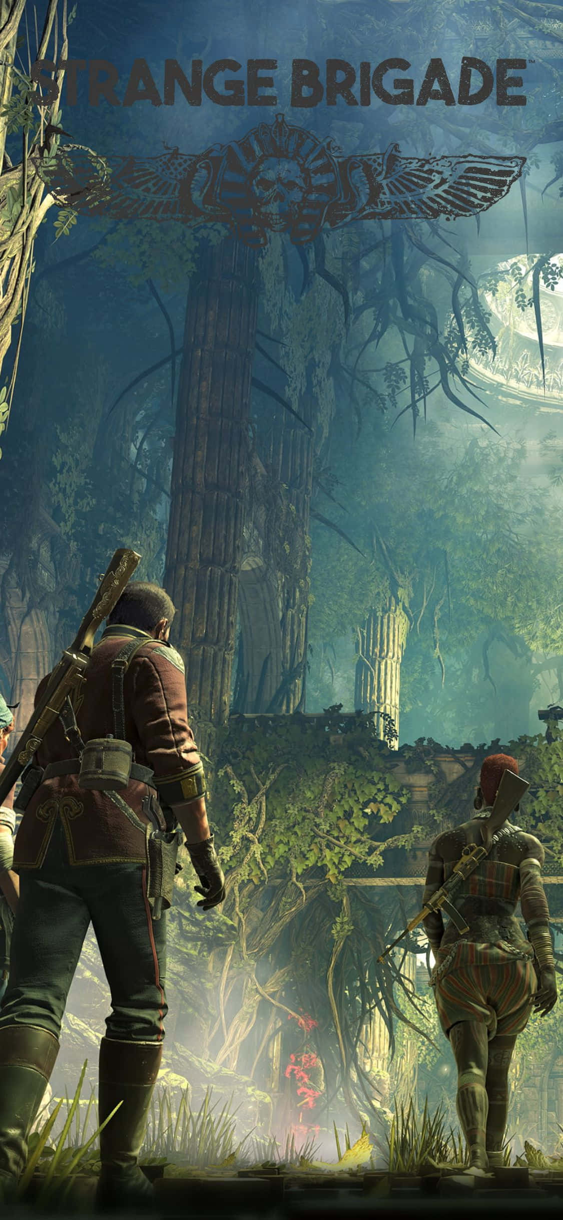 為 iPhone X 提供卓越 Strange Brigade 遊戲背景 壁紙 — 兩名穿著復古裝備的冒險家探索一座迷霧籠罩的叢林神廟，周圍有高聳的樹木和發光的紅色符文。