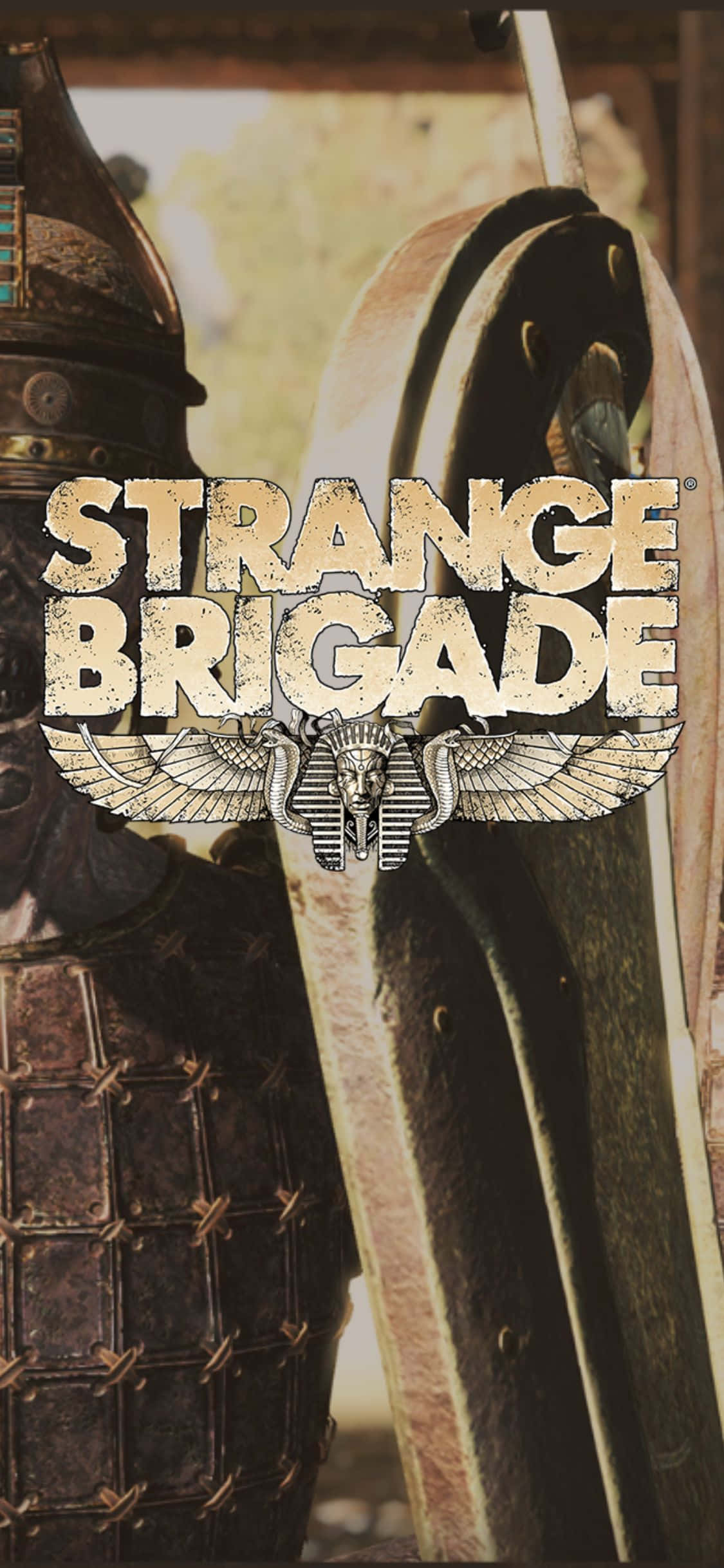 iPhone X《Strange Brigade》背景圖：特殊武器（手榴彈與匕首） 壁紙 — 古埃及盔甲和盾牌的特寫，'Strange Brigade' 標誌以風化文字疊加。