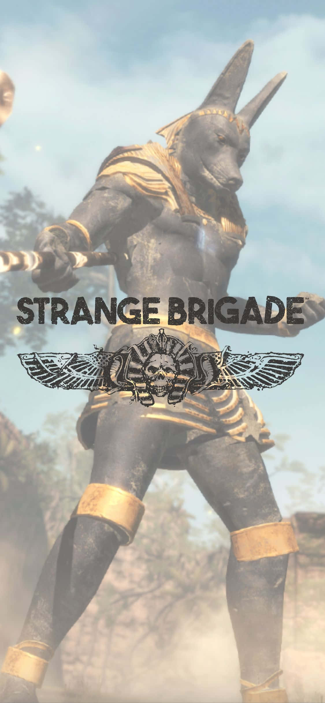 iPhone X《Strange Brigade》背景圖：石像守護者 壁紙 — 一位身穿黑金鎧甲、高聳的阿努比斯戰士，在朦朧的戶外背景下揮舞著法杖，並帶有遊戲標誌覆蓋層。