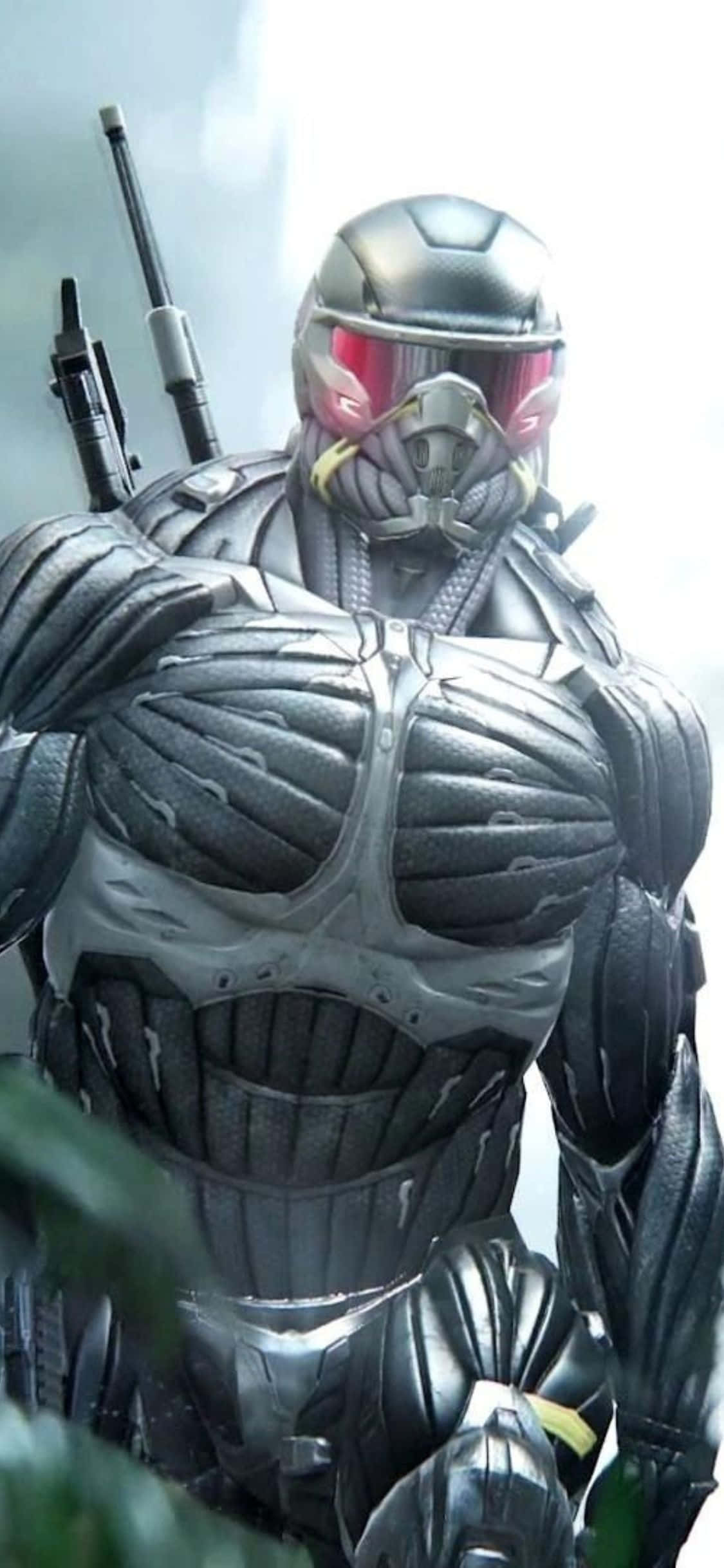 iPhone X 上 Crysis 3 的獨特視角 壁紙 — 一個未來風格的裝甲士兵，擁有發光的紅色眼睛和武器，站在有霧和多雲的天氣中。