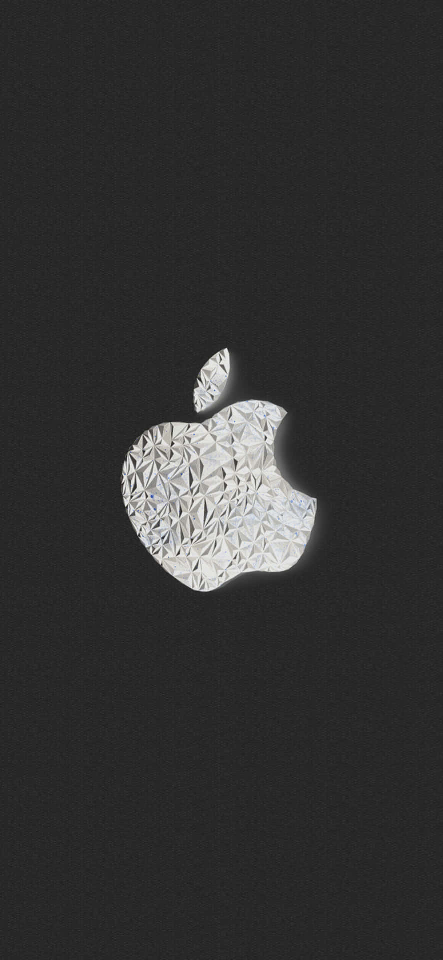 銀色Apple標誌，幾何圖案，黑色紋理背景。