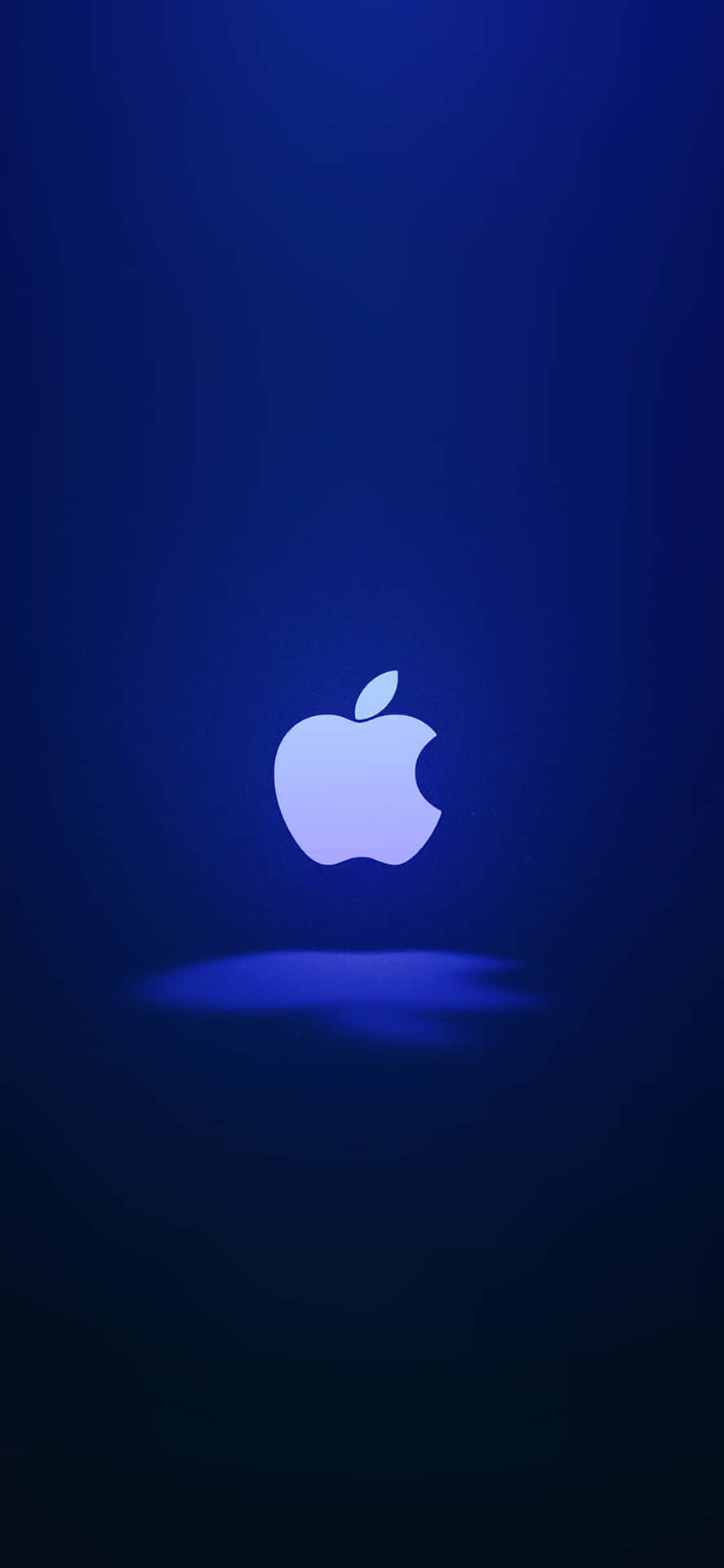 深藍色漸變背景上發光的Apple標誌，帶柔和反射。